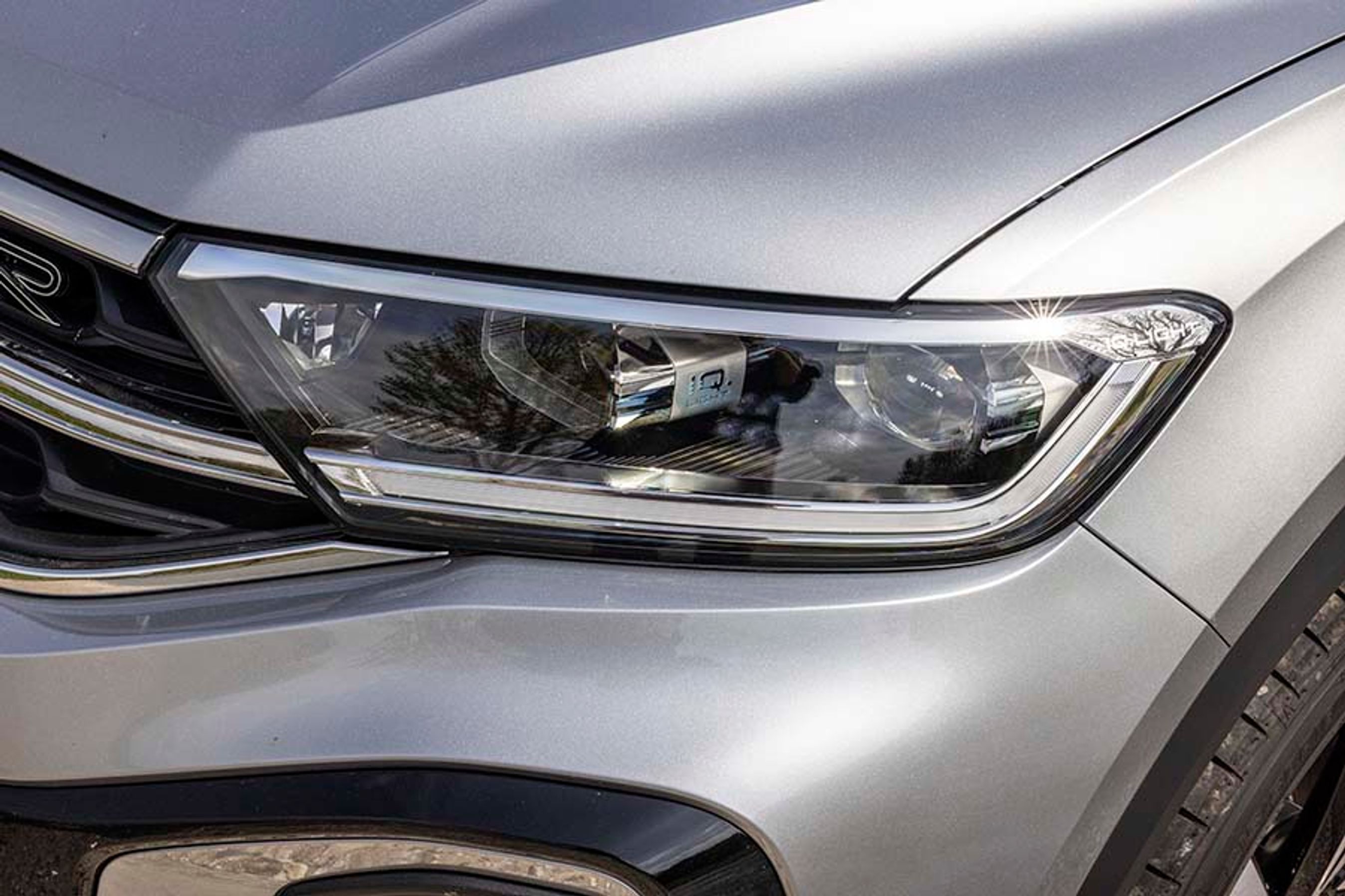 LED-forlygter er standard, men overvej at opgradere til adaptive forlygter. VW kalder det for IQ.Light og prisen er rimelige 14.000 kr.