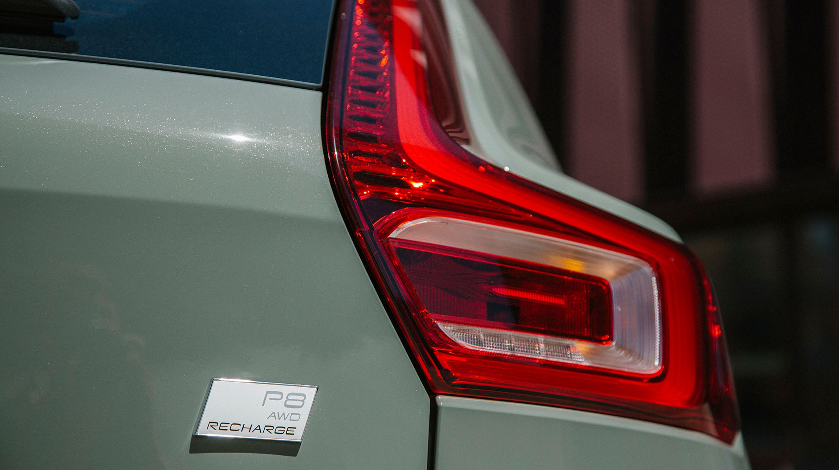 Som elbil hedder den XC40 P8 AWD, men i Danmark bliver den markedsført som Recharge Twin. LED-baglygterne er konstrueret, så der altid er lys i dem, når man kører.