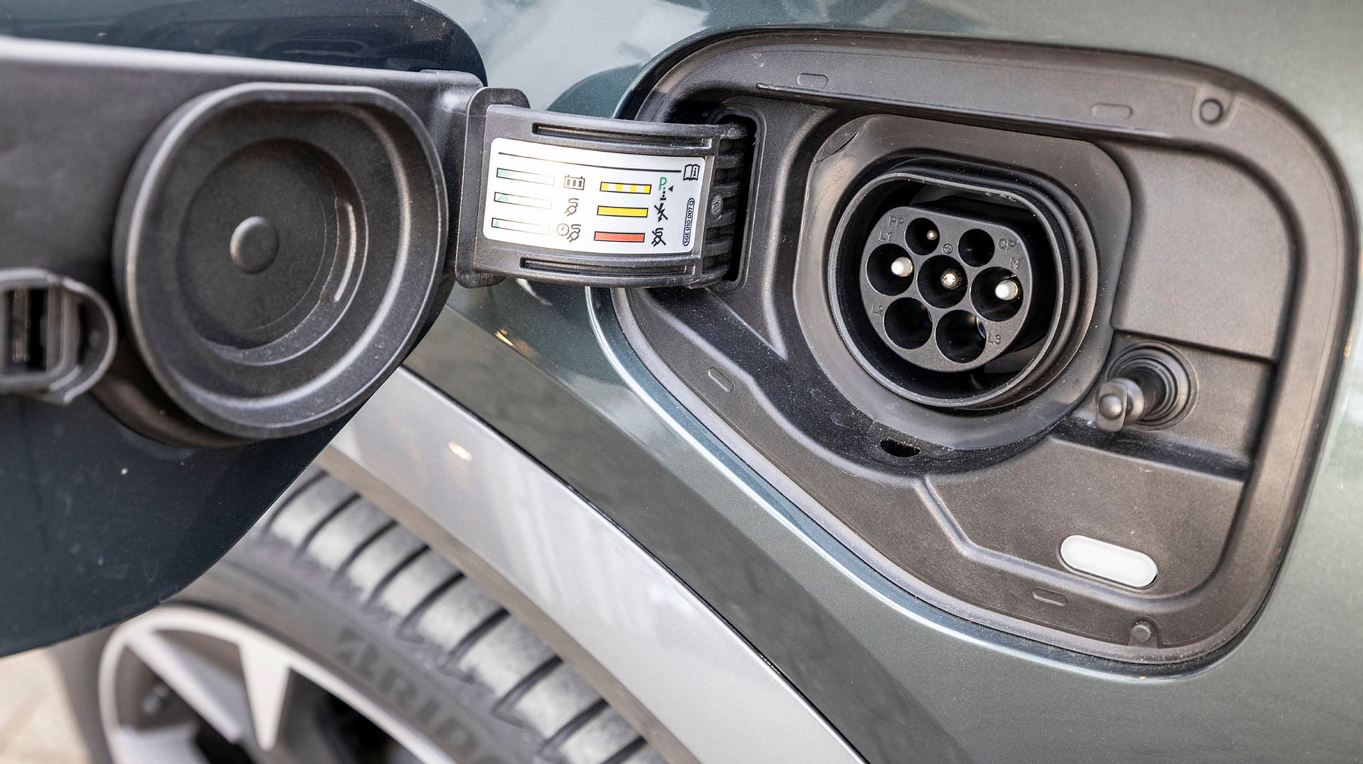 Bilen lader med en enkelt fase og med maksimalt 3,6 kW. Ladedækslet er udformet, så man slipper for ekstra gummidæksler ved stikket. Der er ikke lys ved stikket.