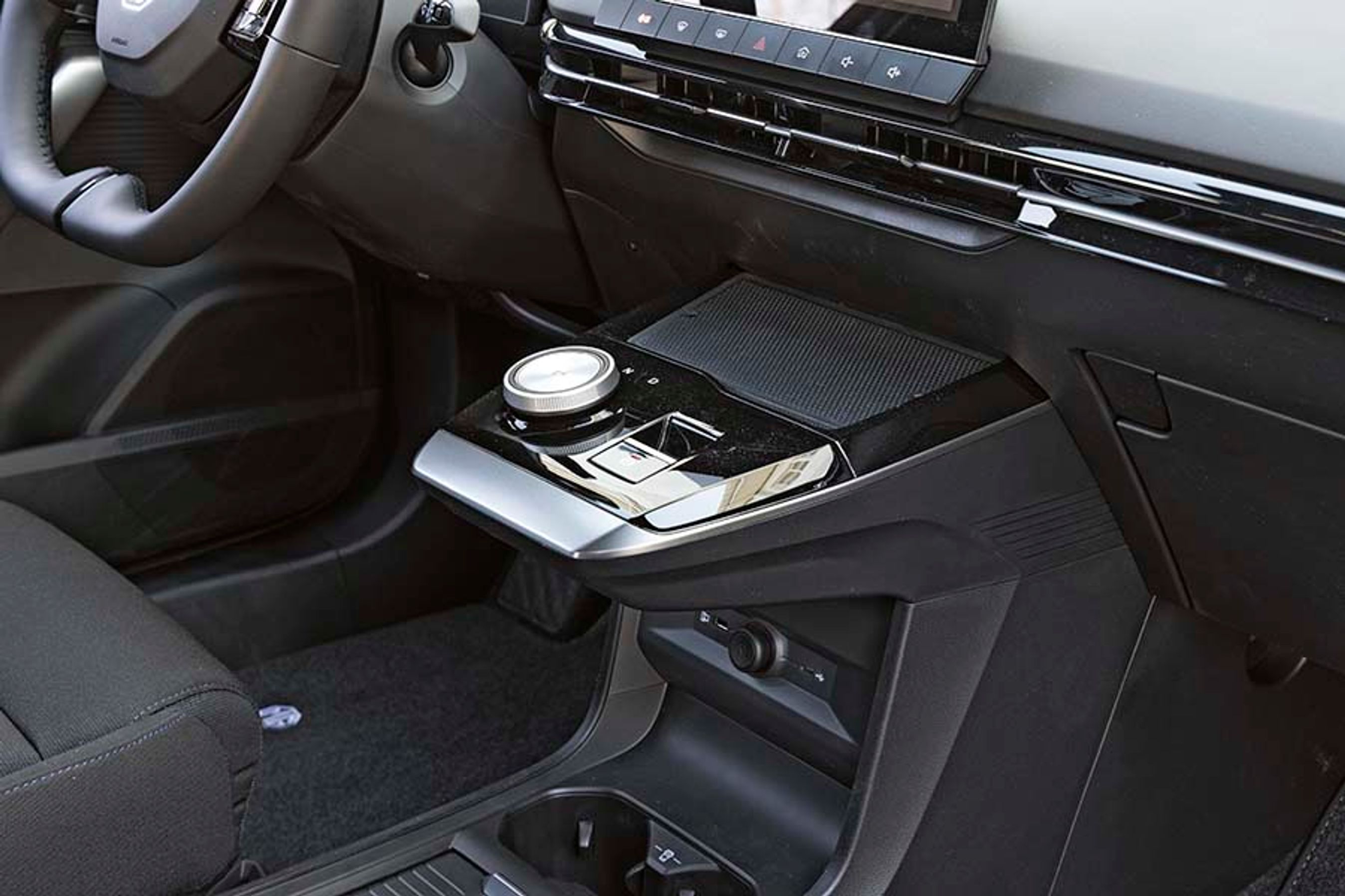 Teoretisk set betjenes MG 4 som en Tesla, men den er meget langsom til at starte, så ofte vil den først sættes i gear efter noget tid.