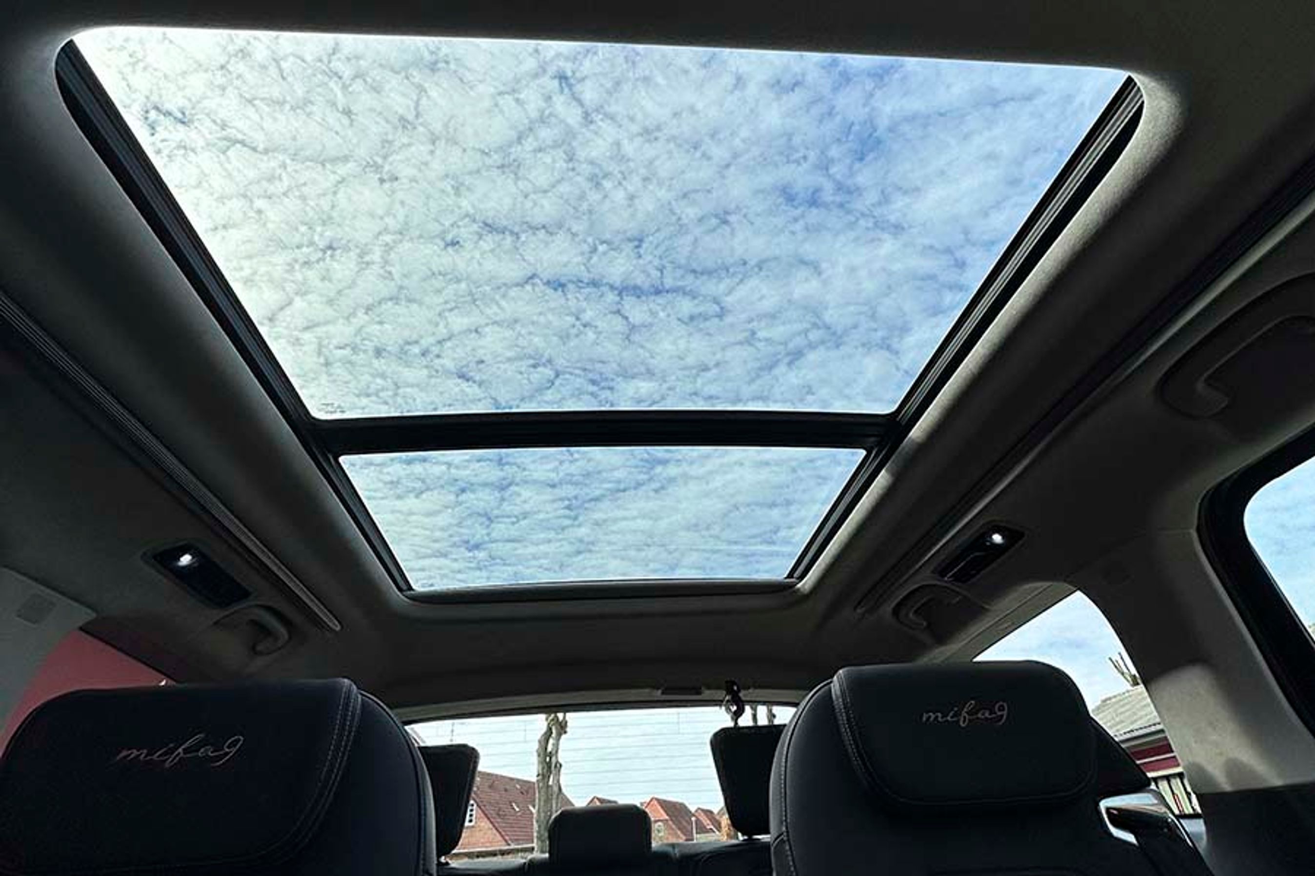 Der er to enorme soltage i passagerafdelingen, og de er naturligvis elbetjente. Derudover er der også et soltag over forsæderne.