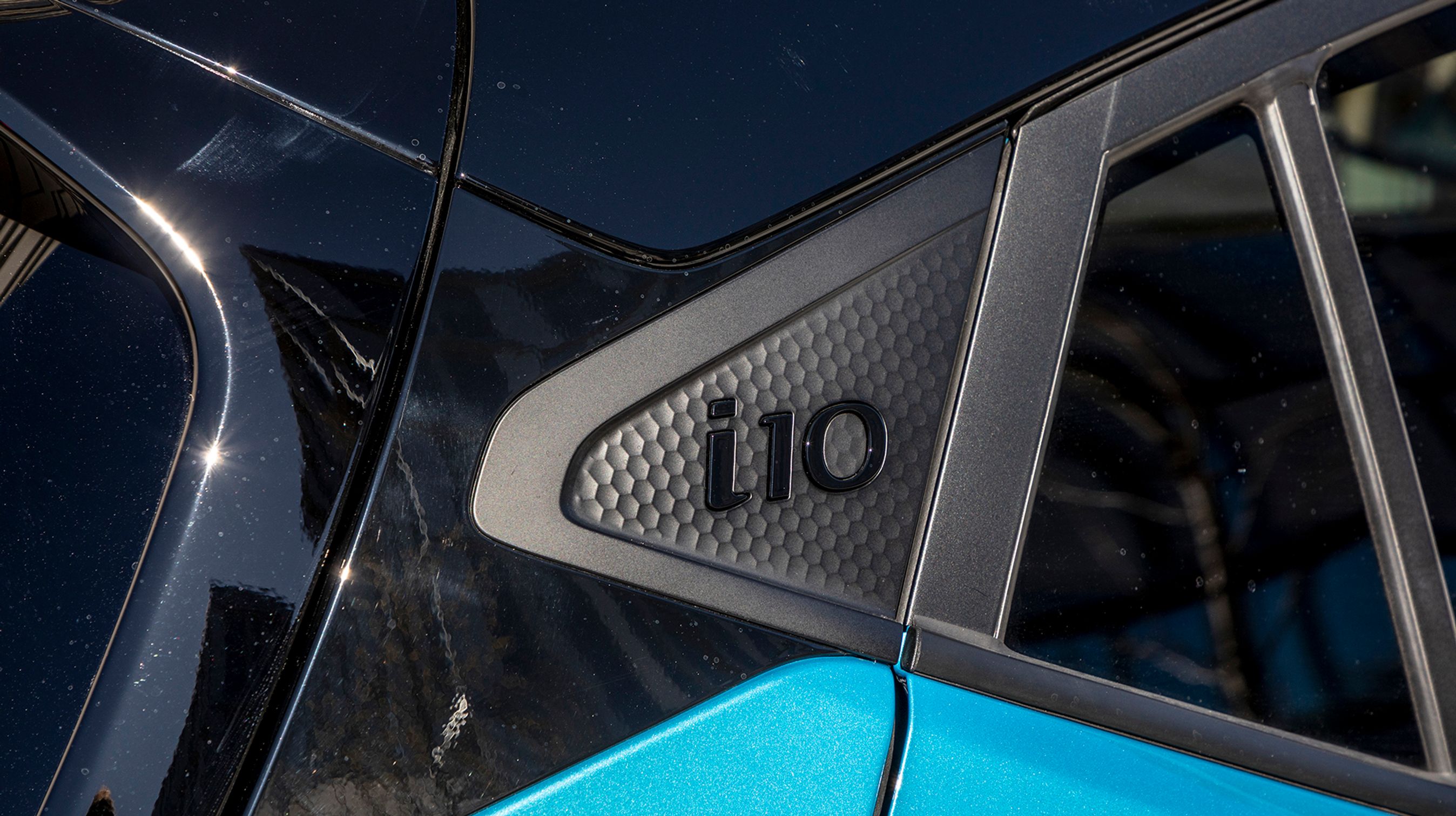 Tofarvet lakering og flere detaljer gør i10 smart at se på.