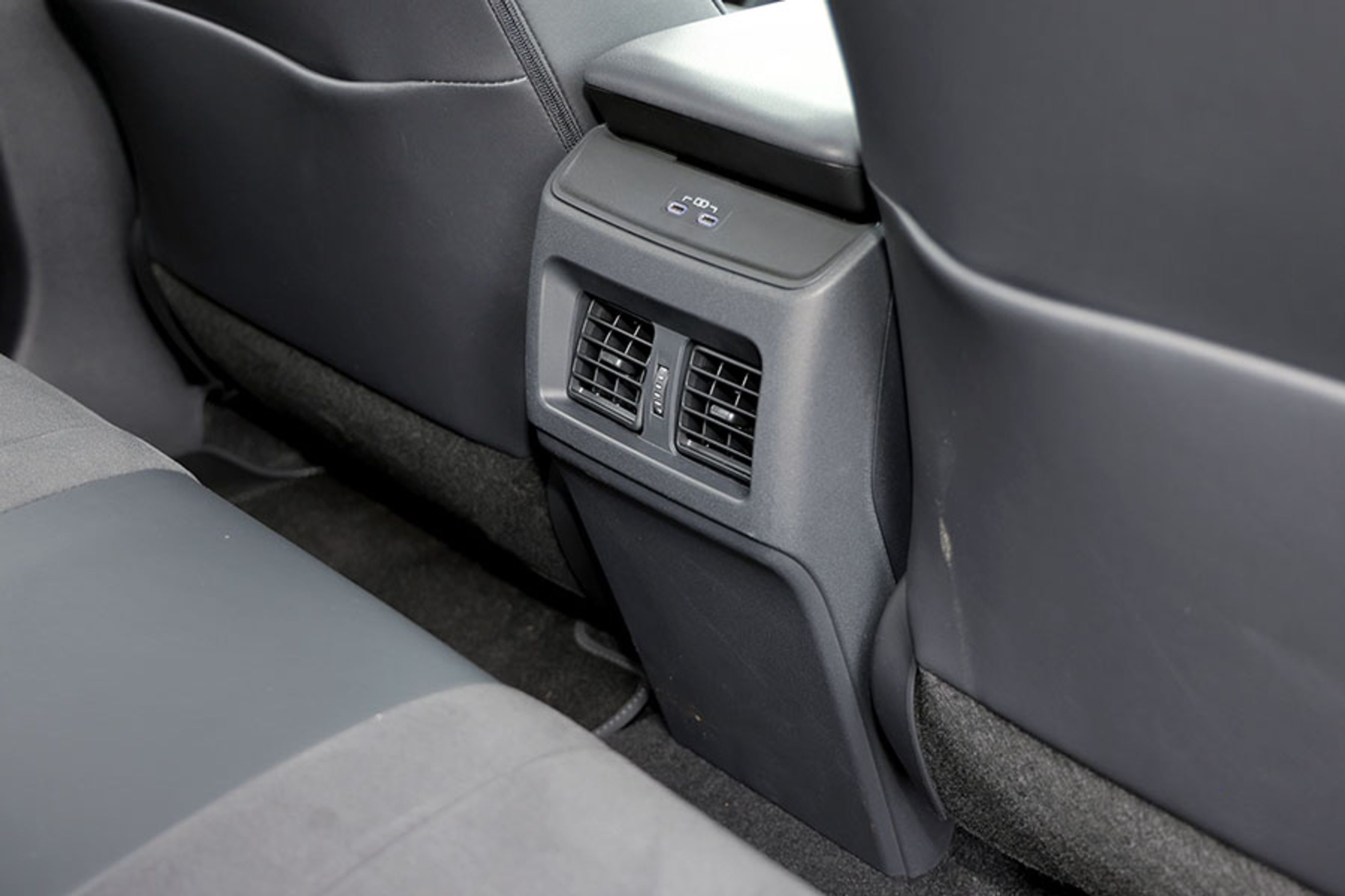 Et klart plus er friskluftdyserne til bagsædet, der sikrer god ventilation til alle pladser. Det er også fint med to USB-C-ladestik, der er den nye standard til at få strøm på bagsædepassagerernes mobiler eller tablets. 