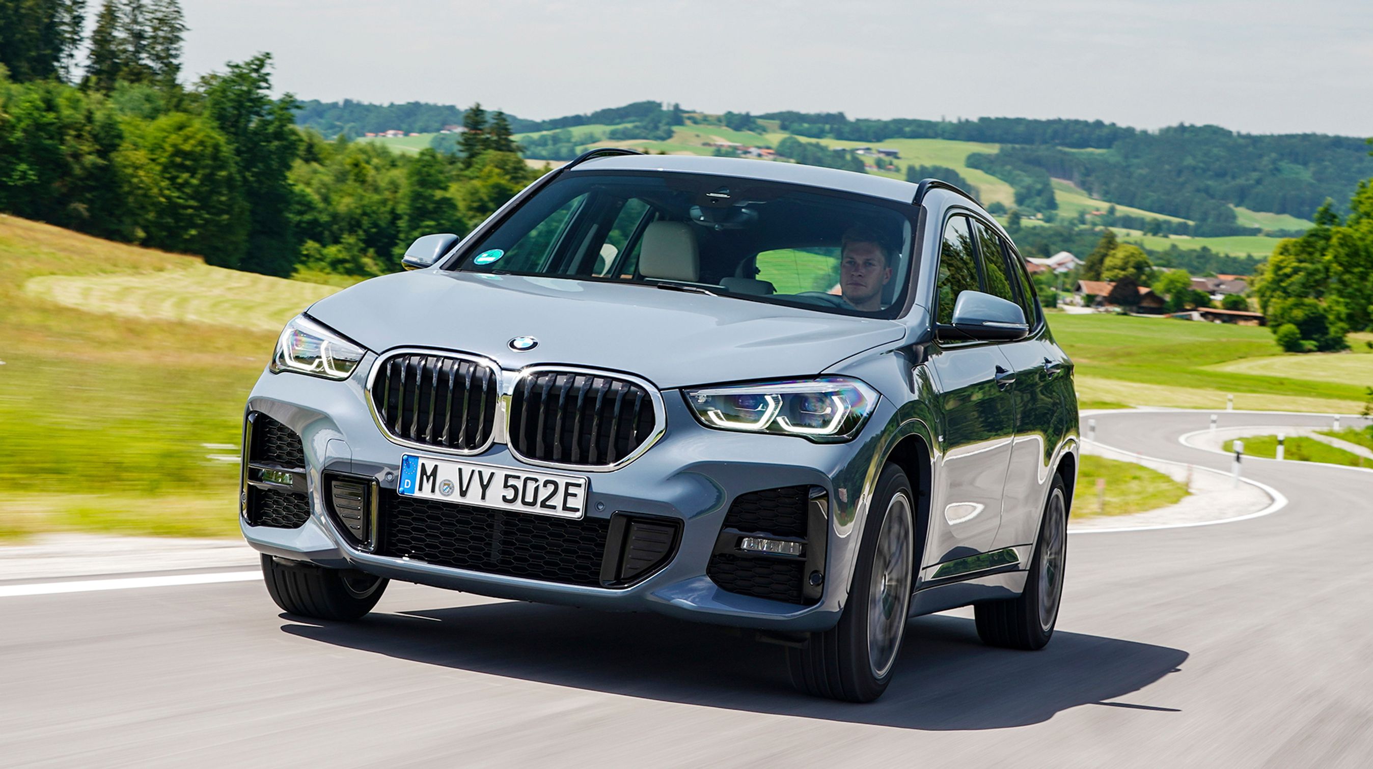 BMW X1 er mindste SUV fra den tyske bilproducent. Alligevel fås den nu i en udgave med plugin-hybrid-teknik og tilhørende firehjulstræk.