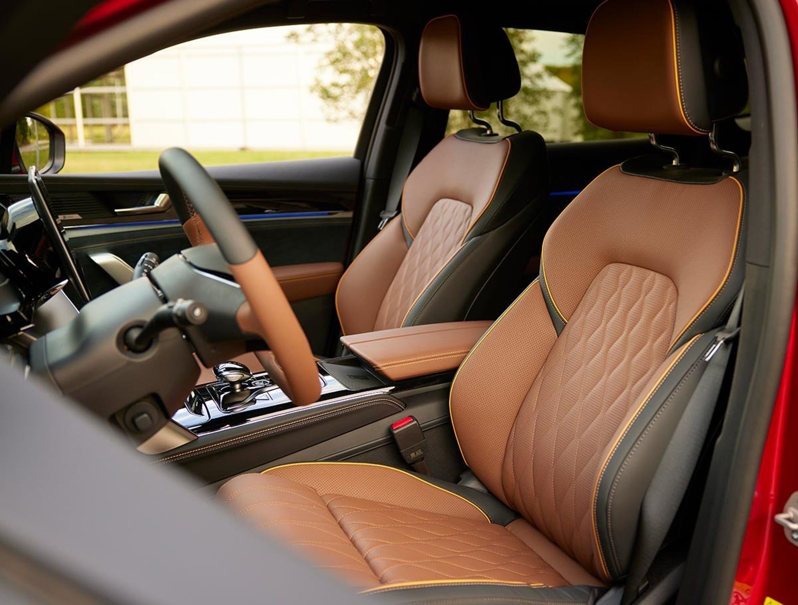 Tang har syv sæder og læderbetræk over det hele. Der er indbygget køling i forsæderne.