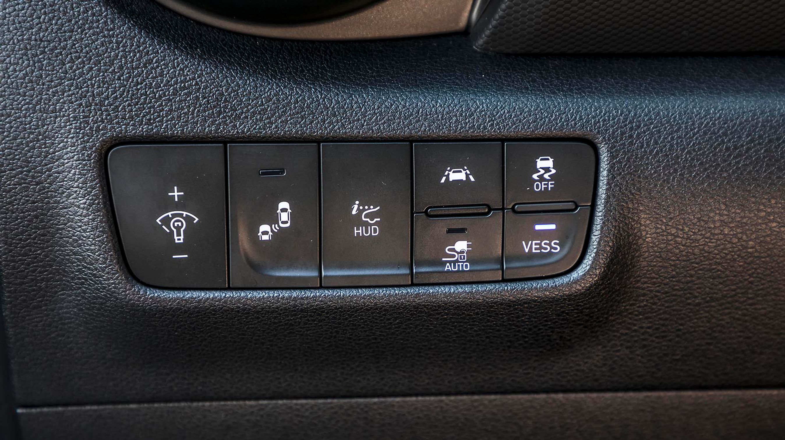 Kona imponerer med en lang række sikkerhedsudstyr såsom blindvinkel alarm, adaptiv vognbaneassistent og nødbremse med fodgængergenkendelse.