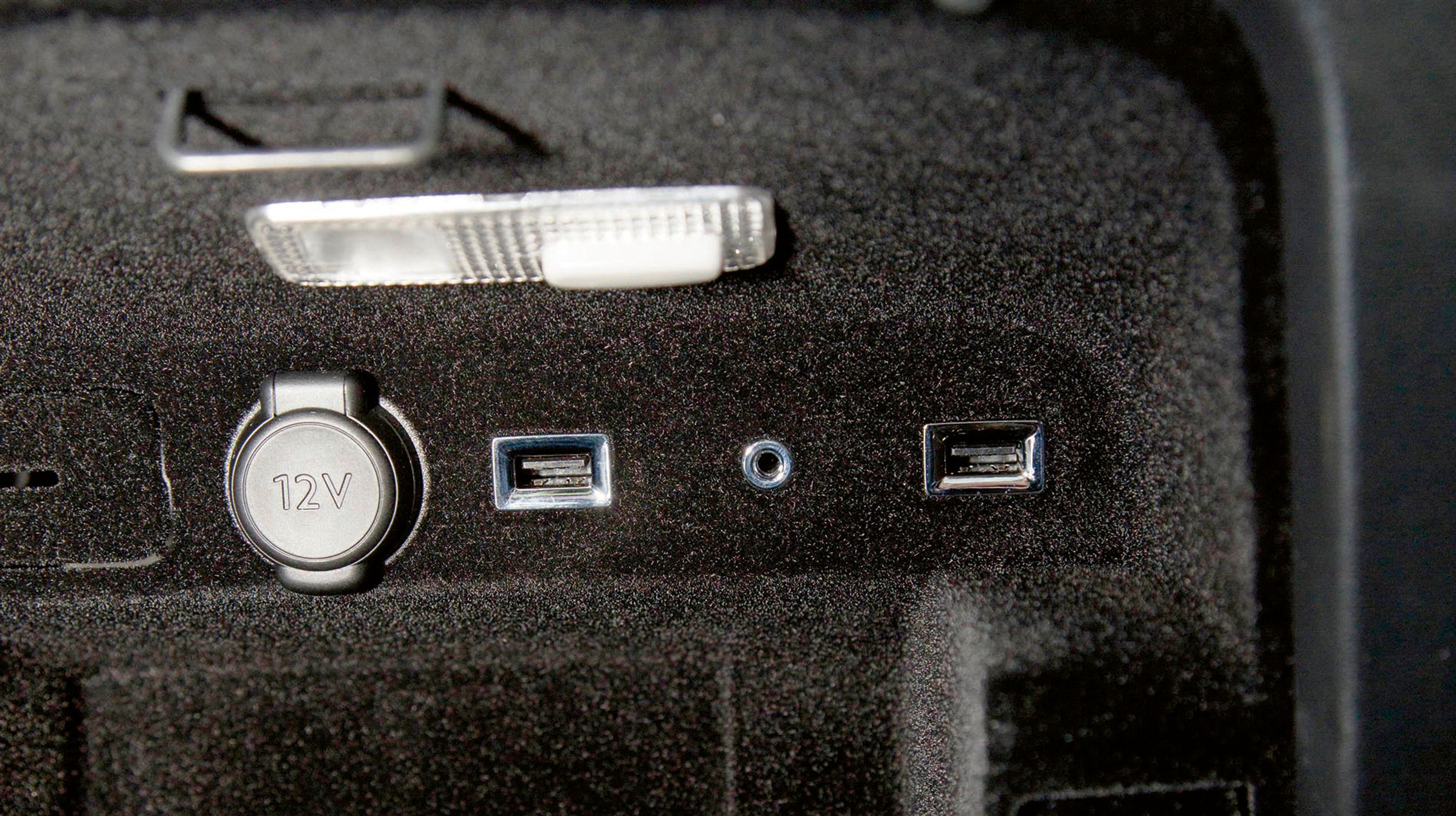 Radioen har indgang for USB-stik. Der er to FM-modtagere, så man med hovedtelefoner kan høre hvert sit radioprogram eller hvert sit musikstykke.