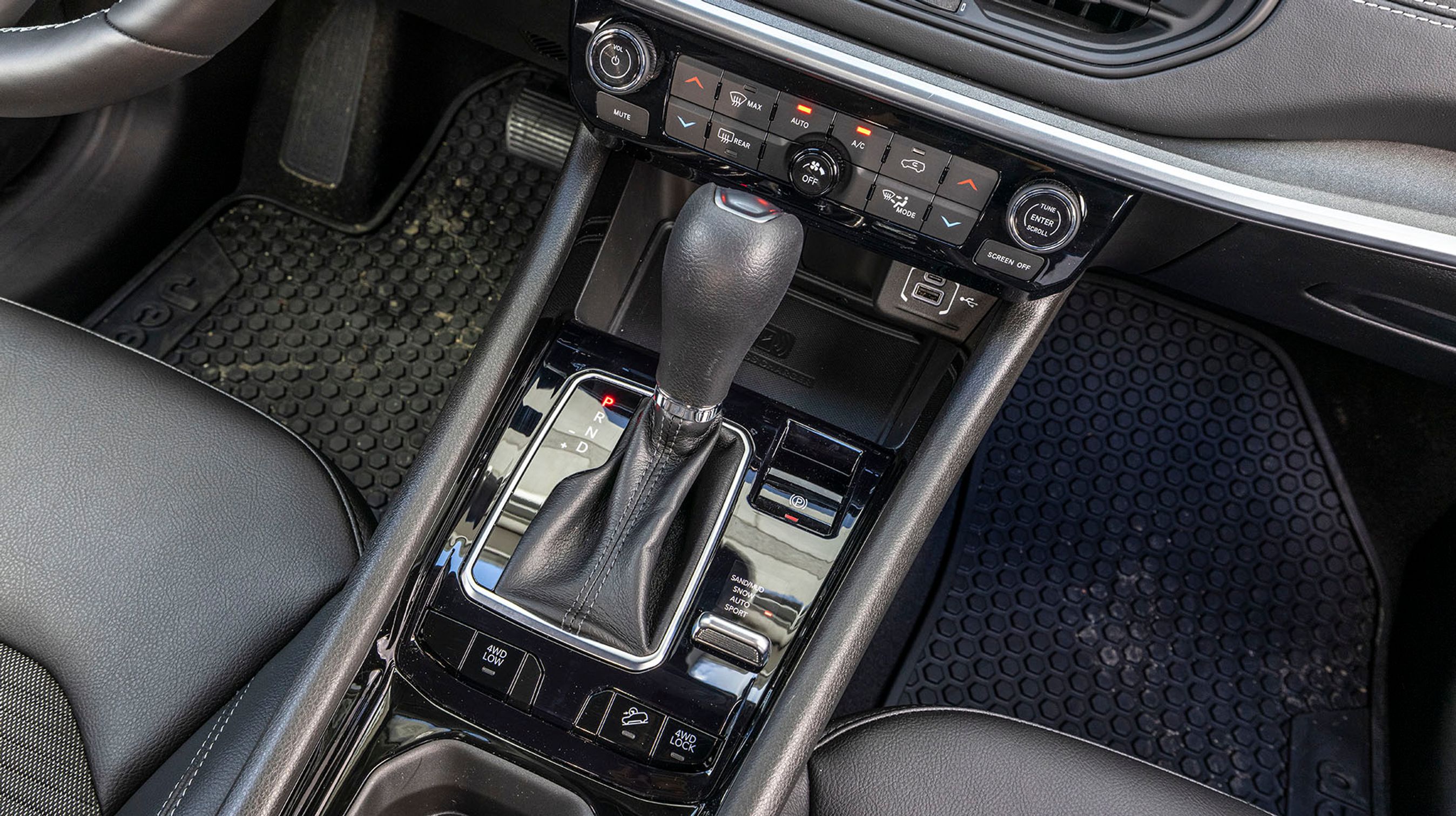 Gearstangen er af den gammeldags type, der skal sættes i P efter hver tur. Der er fine muligheder for at styre firehjulstrækket.