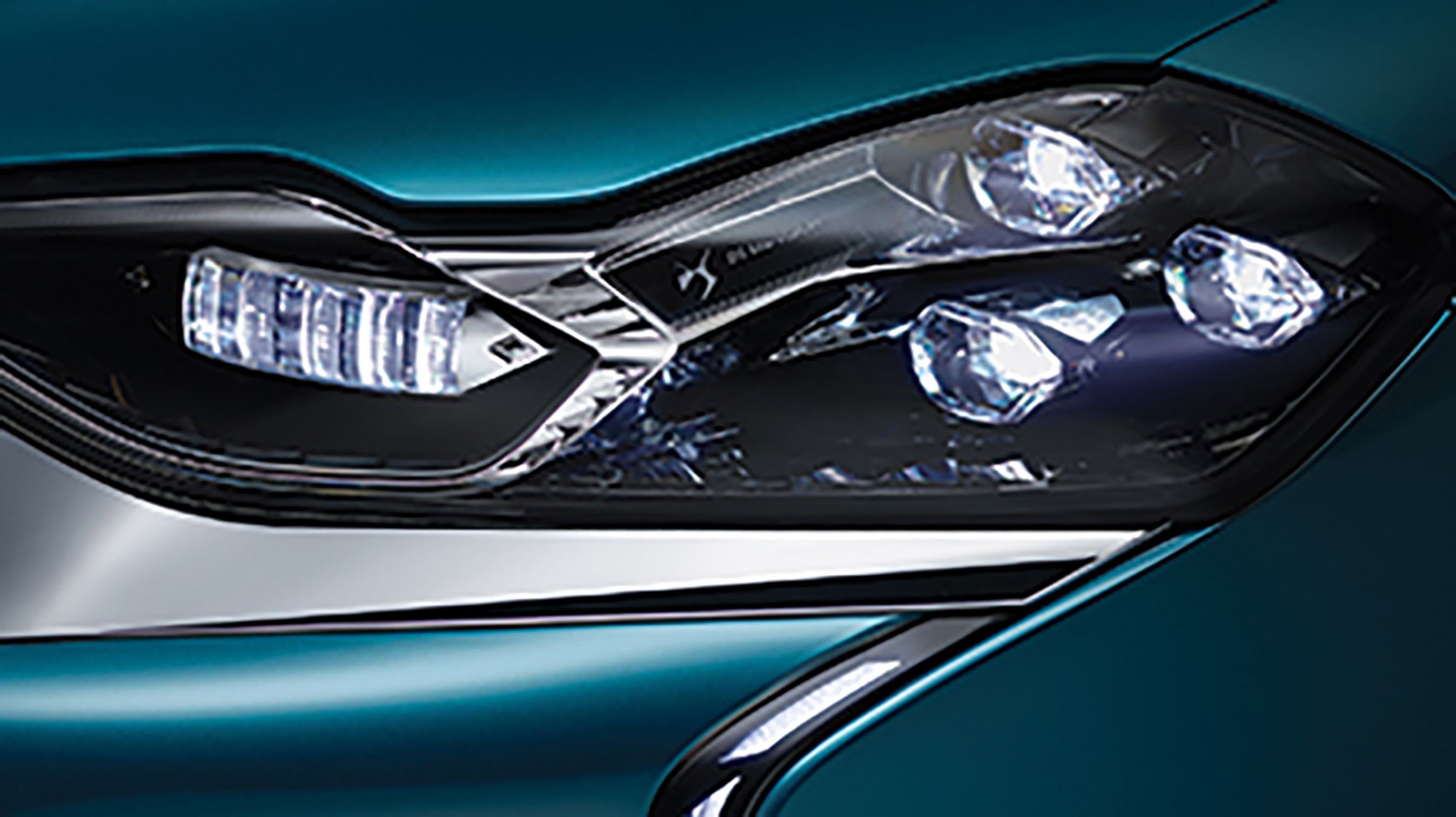 Forlygterne er på nær i grundudgaven af matrix-typen, hvor LED-dioder lyser forskellige dele af vejbanen op. De slukker automatisk, så de ikke blænder de modkørende.