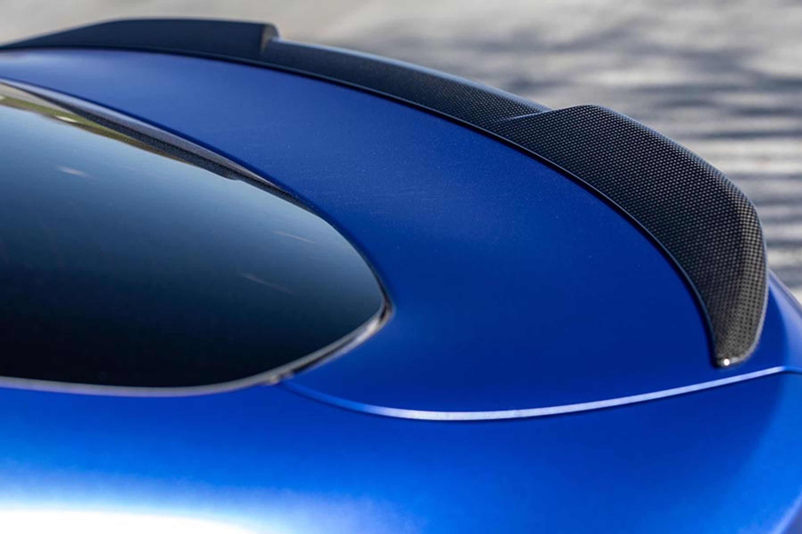 Kulfiberdetaljerne er en del af en ekstraudstyrspakke til 13.000 kr. Den gør ikke noget for bilen teknisk set, så den skal tilvælges fordi du kan lide udtrykket.