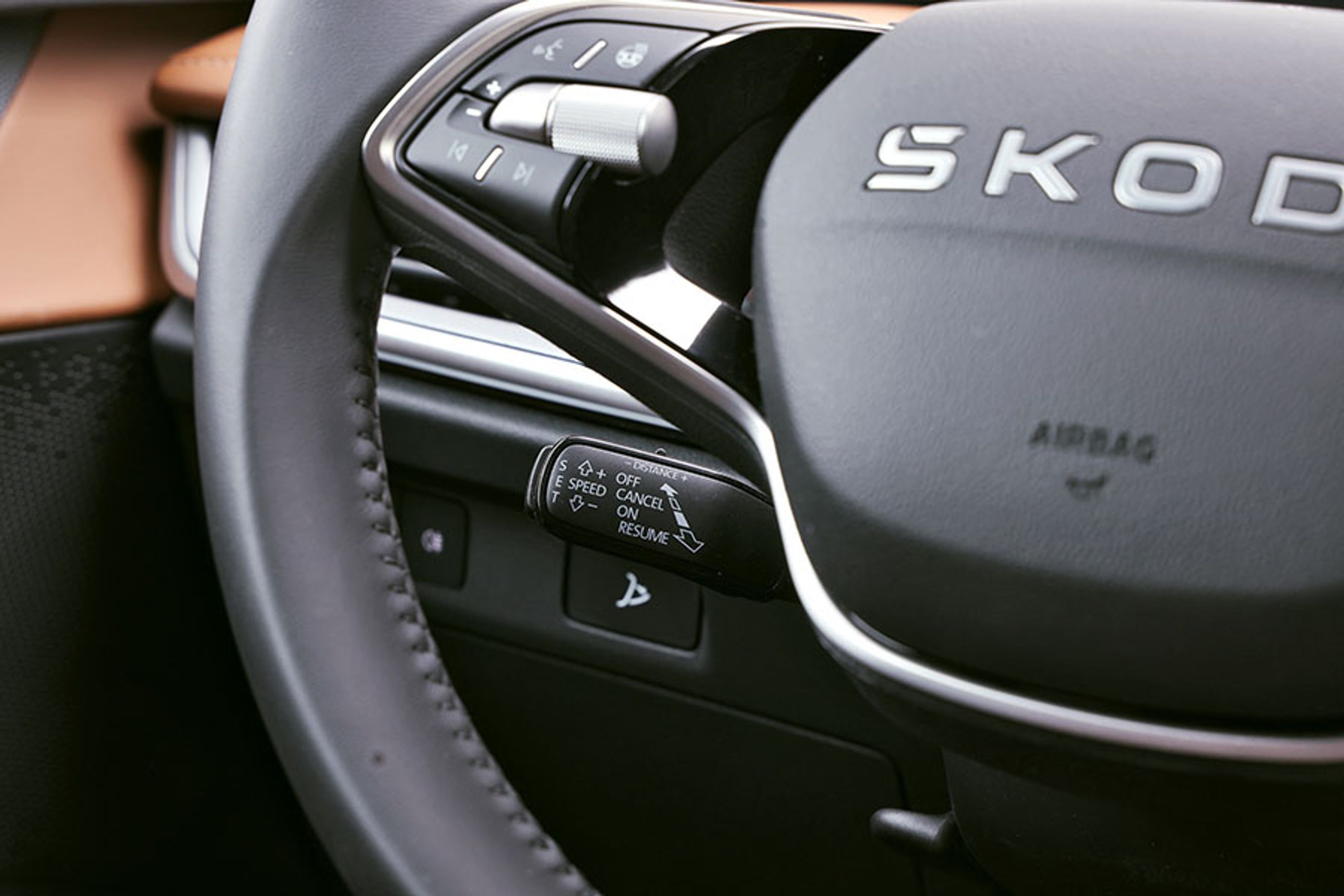 Fartpiloten styres via en stilk bag rattet. For begyndere er det ikke en optimal løsning, idet det er svært at se funktionerne, men når man har lært den at kende, er den nem at betjene, uden at man behøver at se på den imens.