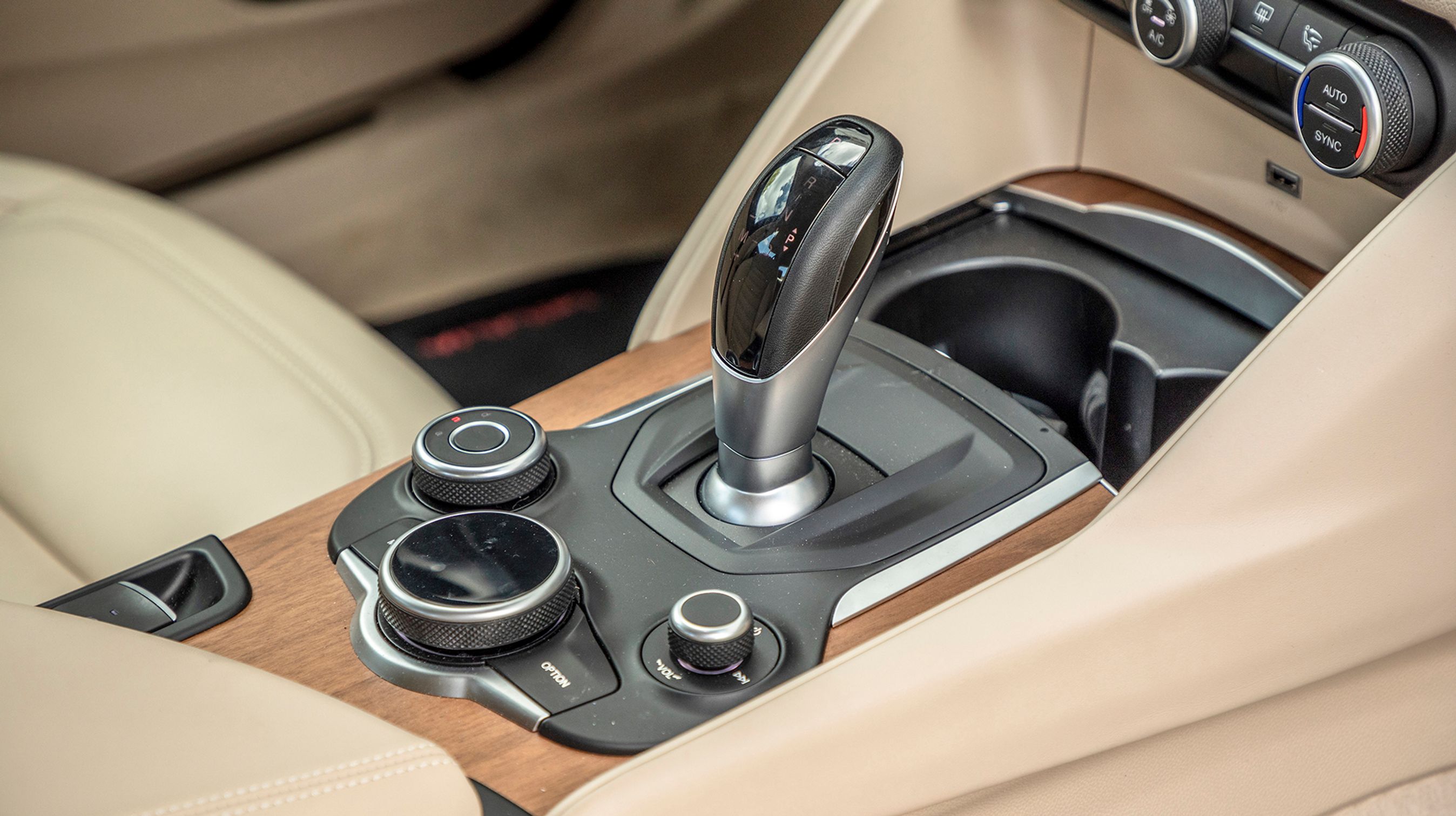 Knappen til valg af køredynamiske indstillinger sidder til venstre for gearvælgeren.