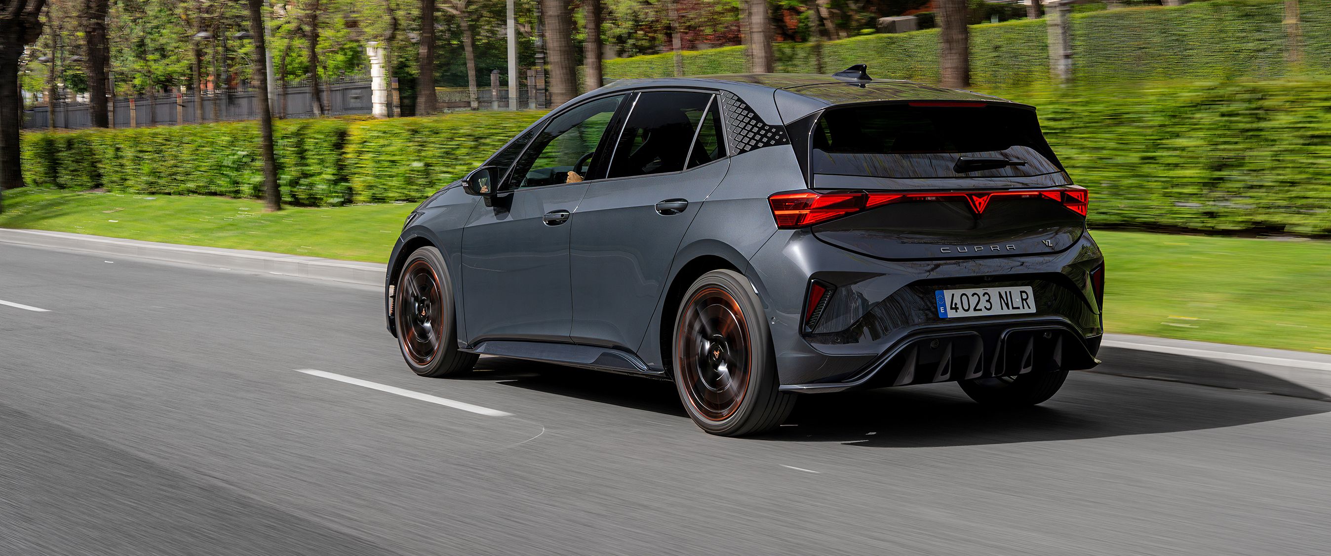 Cupra Born kørende skråt bagfra.