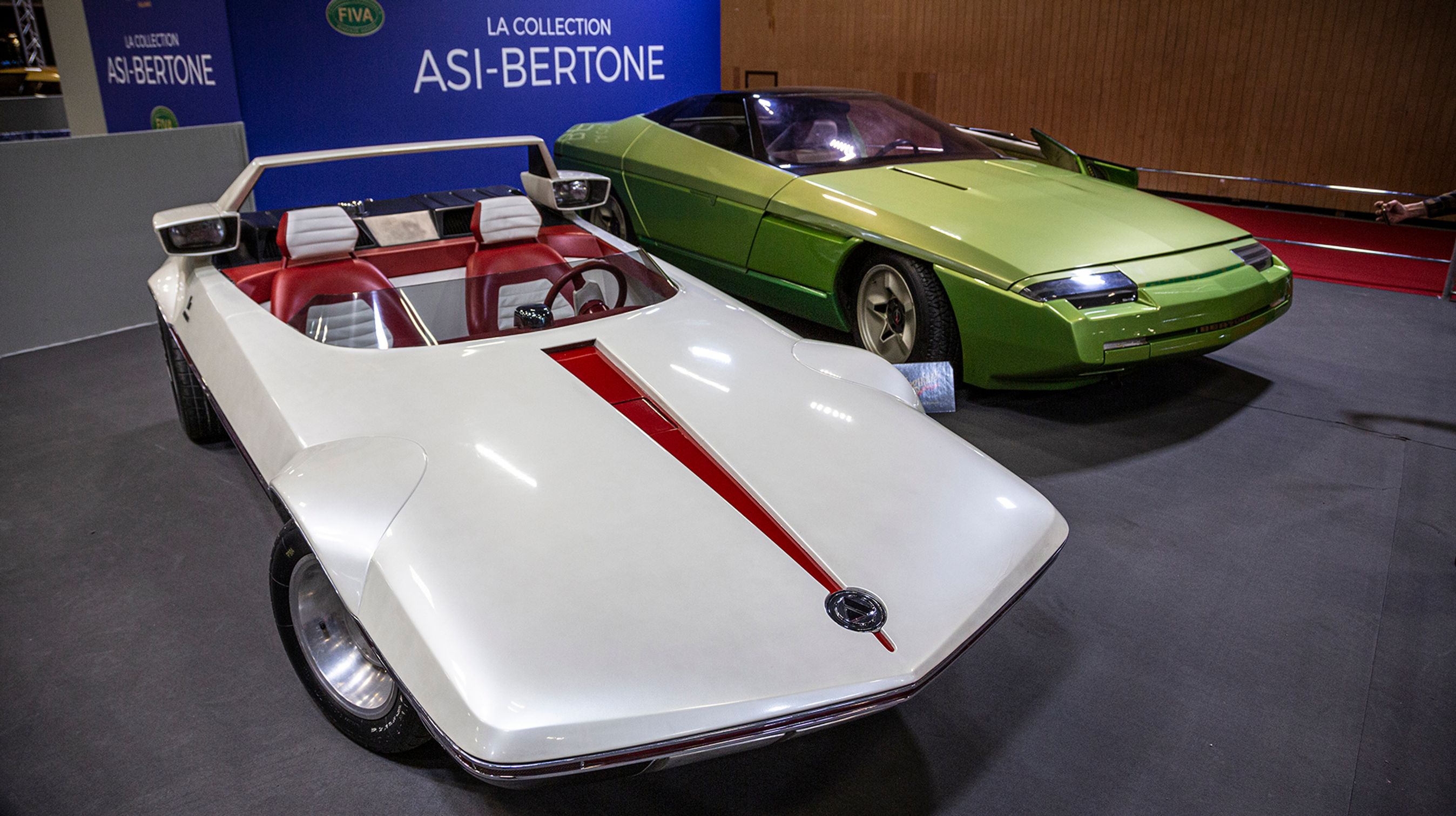 En lille særudstilling var helliget Bertone og bød blandt andet på denne Bertone Runabout på Abarth-teknik. Bagved ses Bertones forslag til en skræddersyet Corvette.