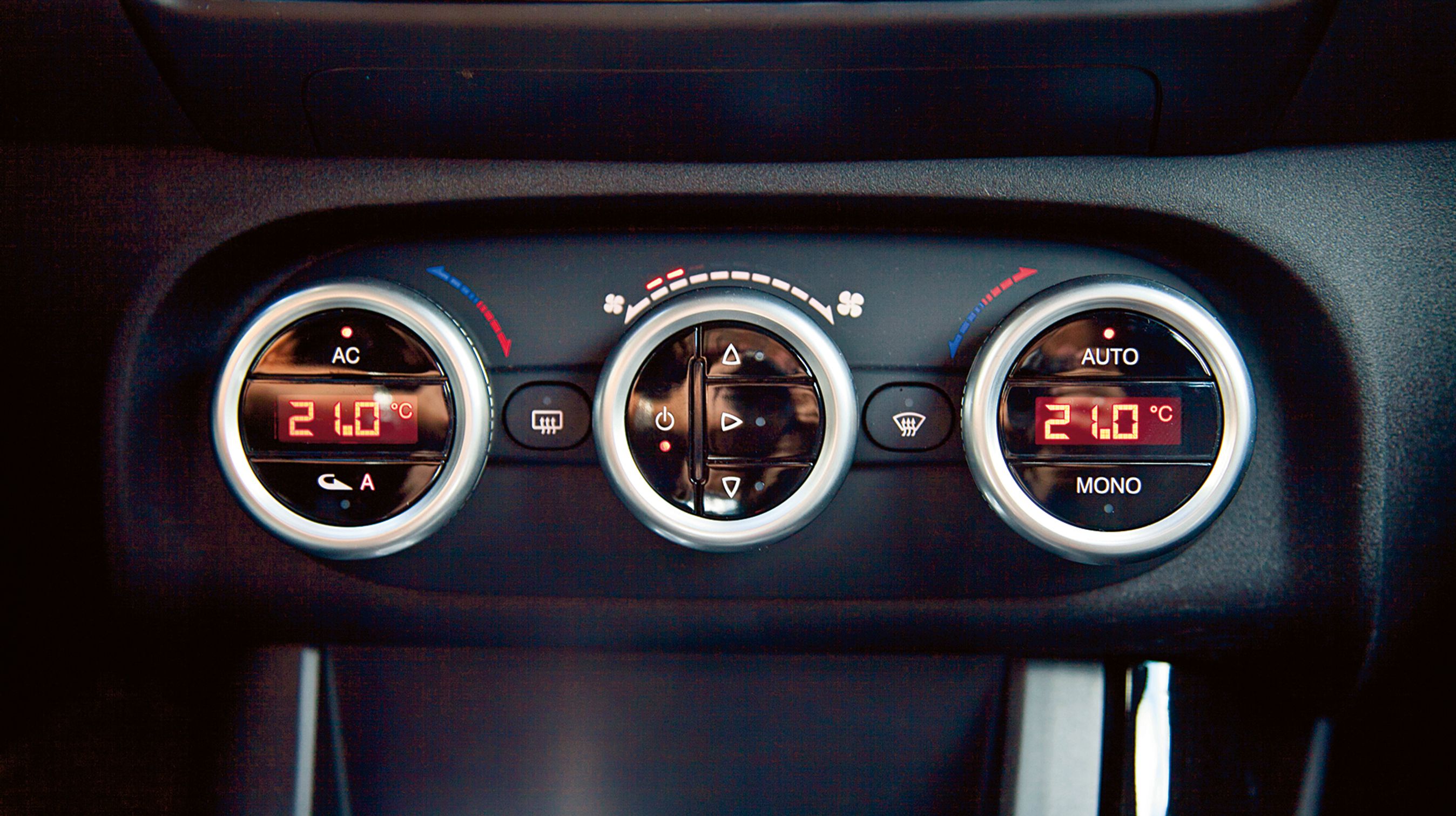 I udstyrsniveauet Distinctive er tozoners-klimaanlæg standard. Det er let at betjene via de store drejeknapper, og de store tal er fint tydelige.