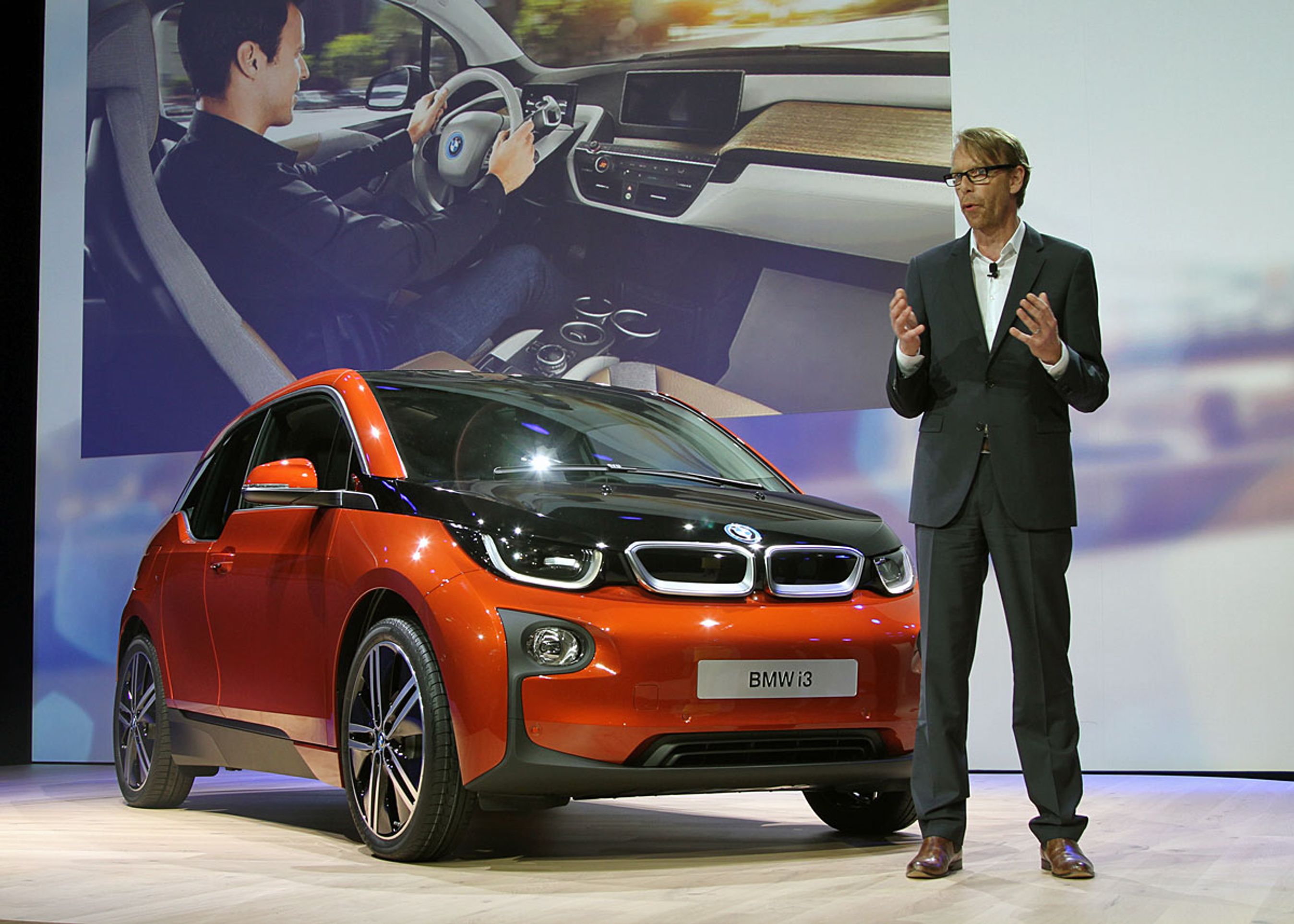 BMW i3-designchef Benoit Jacob viser den meget usædvanlige BMW frem.