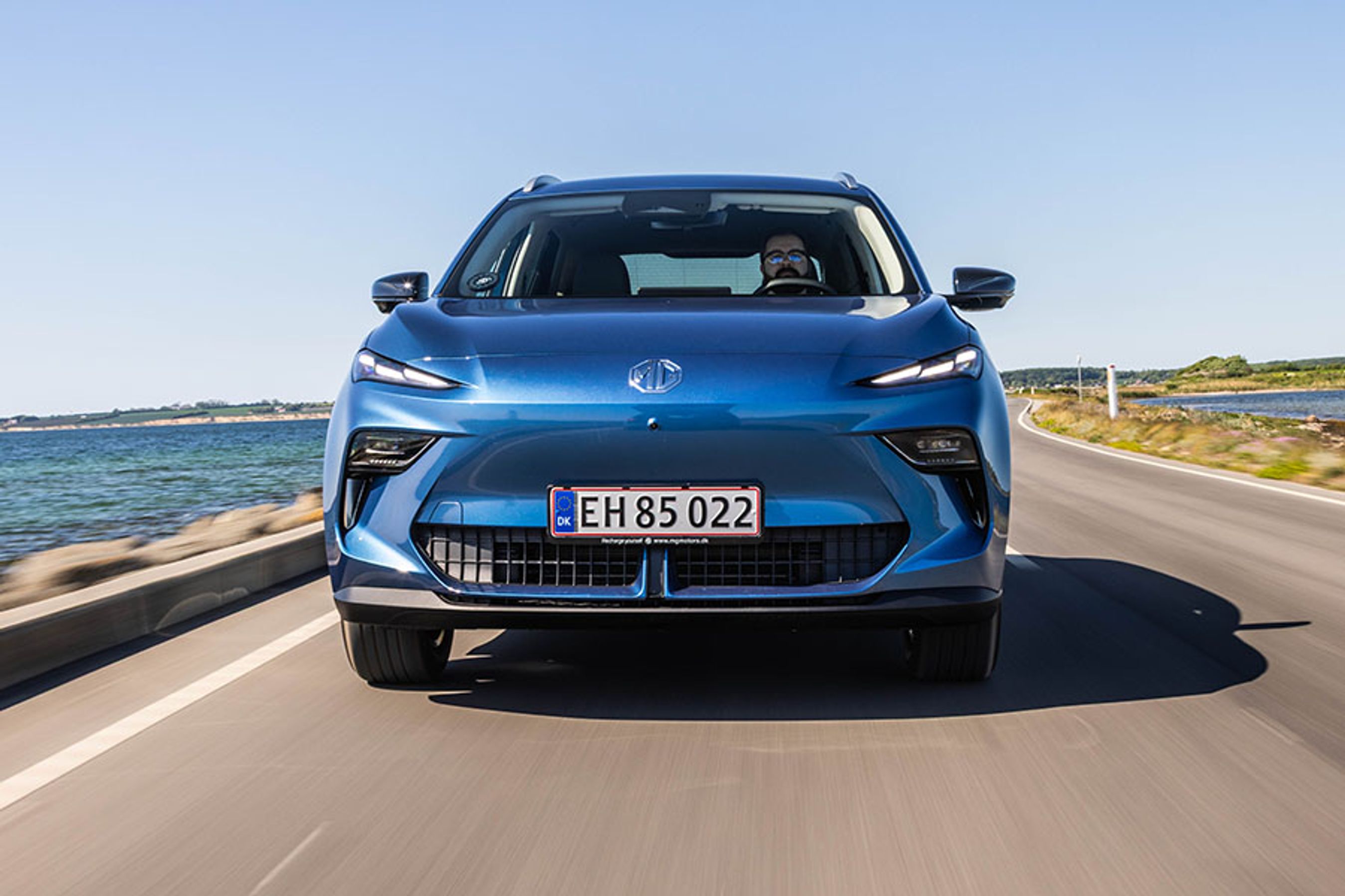 Fronten har en todelt grill forneden – måske inspireret af sportvognen MG Cyberster. Både for- og bag har kørelyslygterne en ternet signatur, inspireret af det ternede flag i motorsport. 