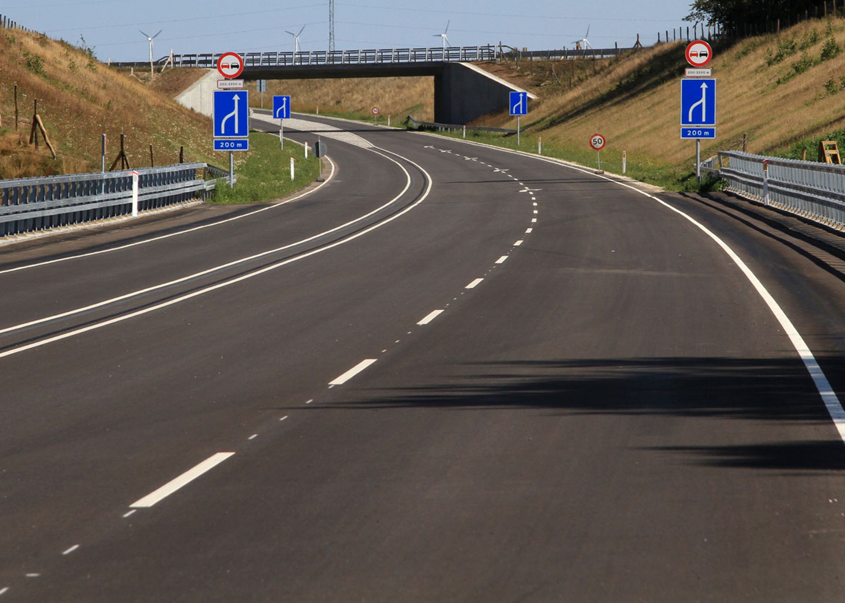 Motortrafikvjen er 5,2 km lang og fortsætter mod øst over i en eksisterende motortrafikvej. Den nye vej har i alt tre spor, skiftevis to spor i den ene og den anden retning.