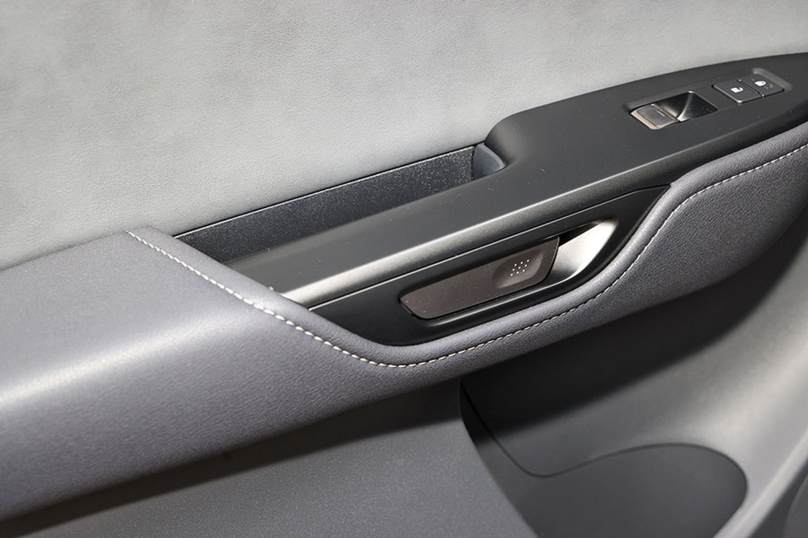 Dørenes låse aktiveres elektrisk, og det betyder, at man blot skal trykke på en knap på dørsiden, når man vil ud af bilen. Der er dog også mekaniske nødåbninger, hvis nu strømmen skulle være forsvundet f.eks. ved en ulykke.