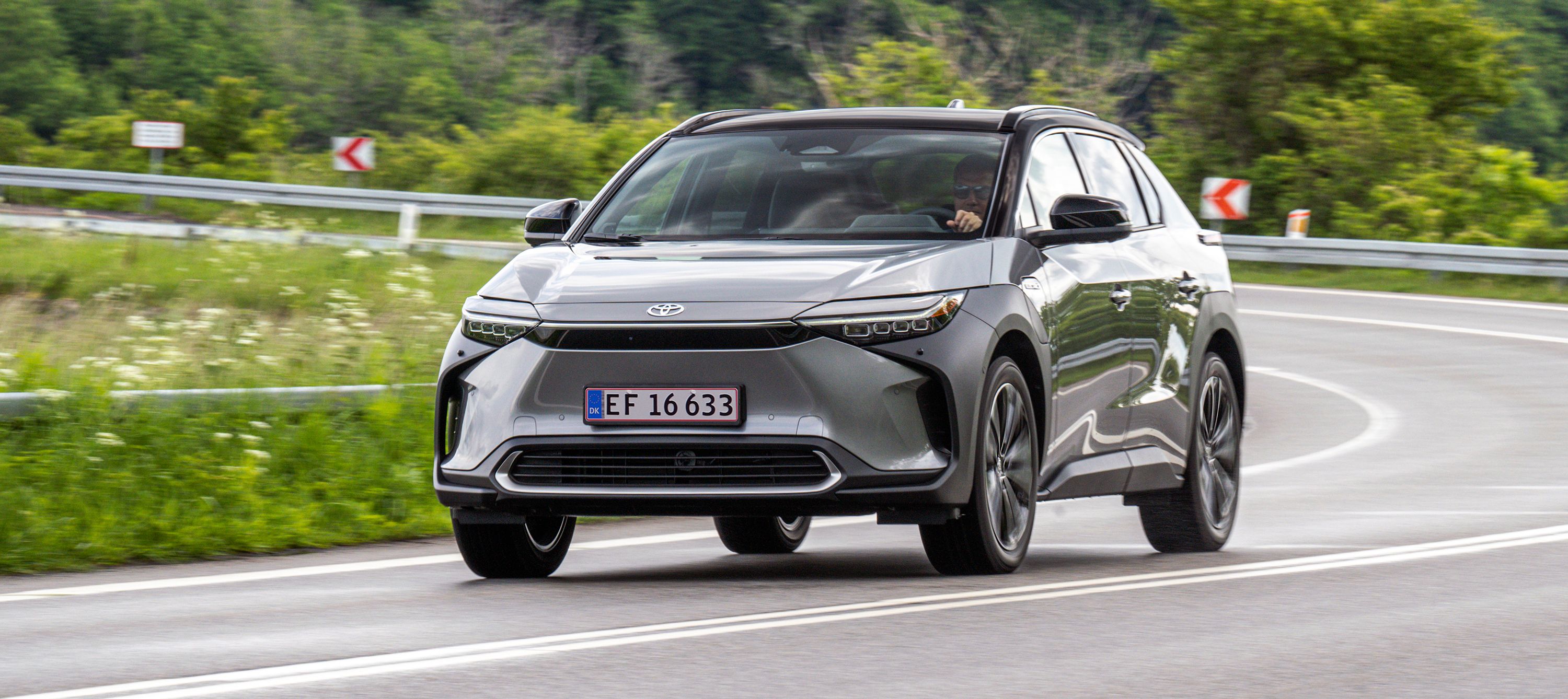 Toyota bZ4X kørende i kurve.