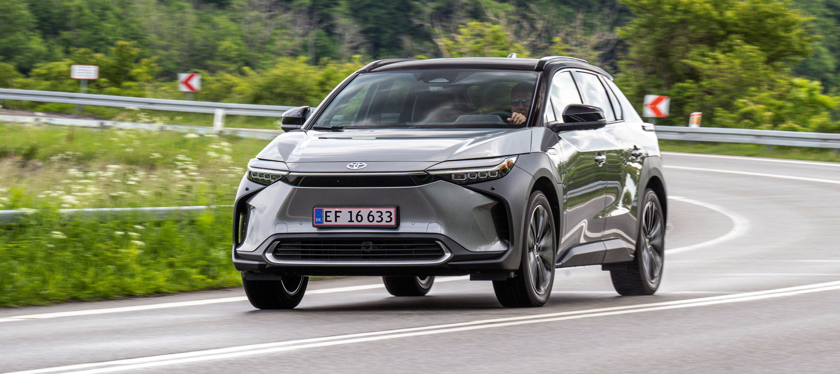 Toyota bZ4X kørende i kurve.