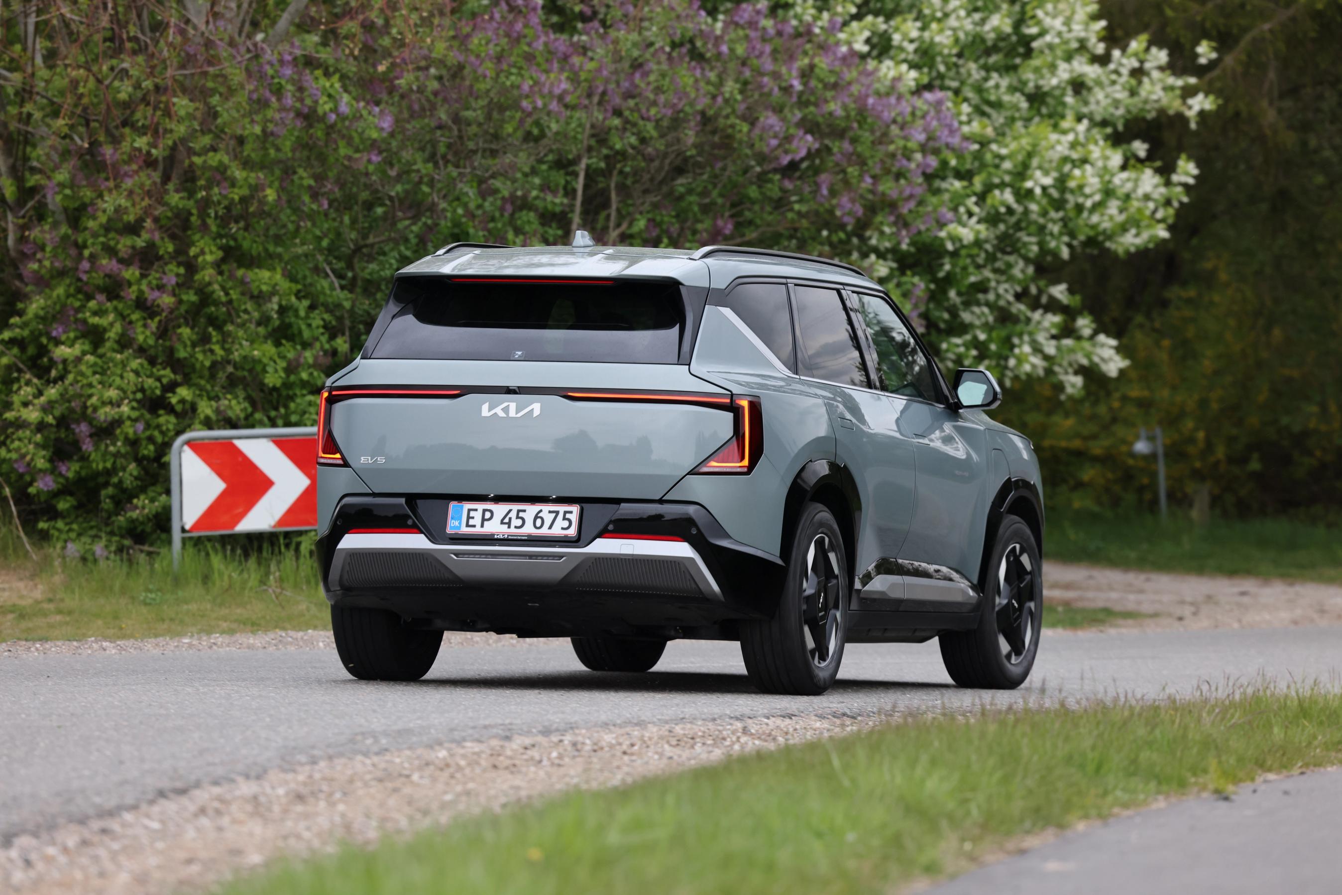 Kia EV5 Long Range Prestige 2026 set bagfra på en landevej. 