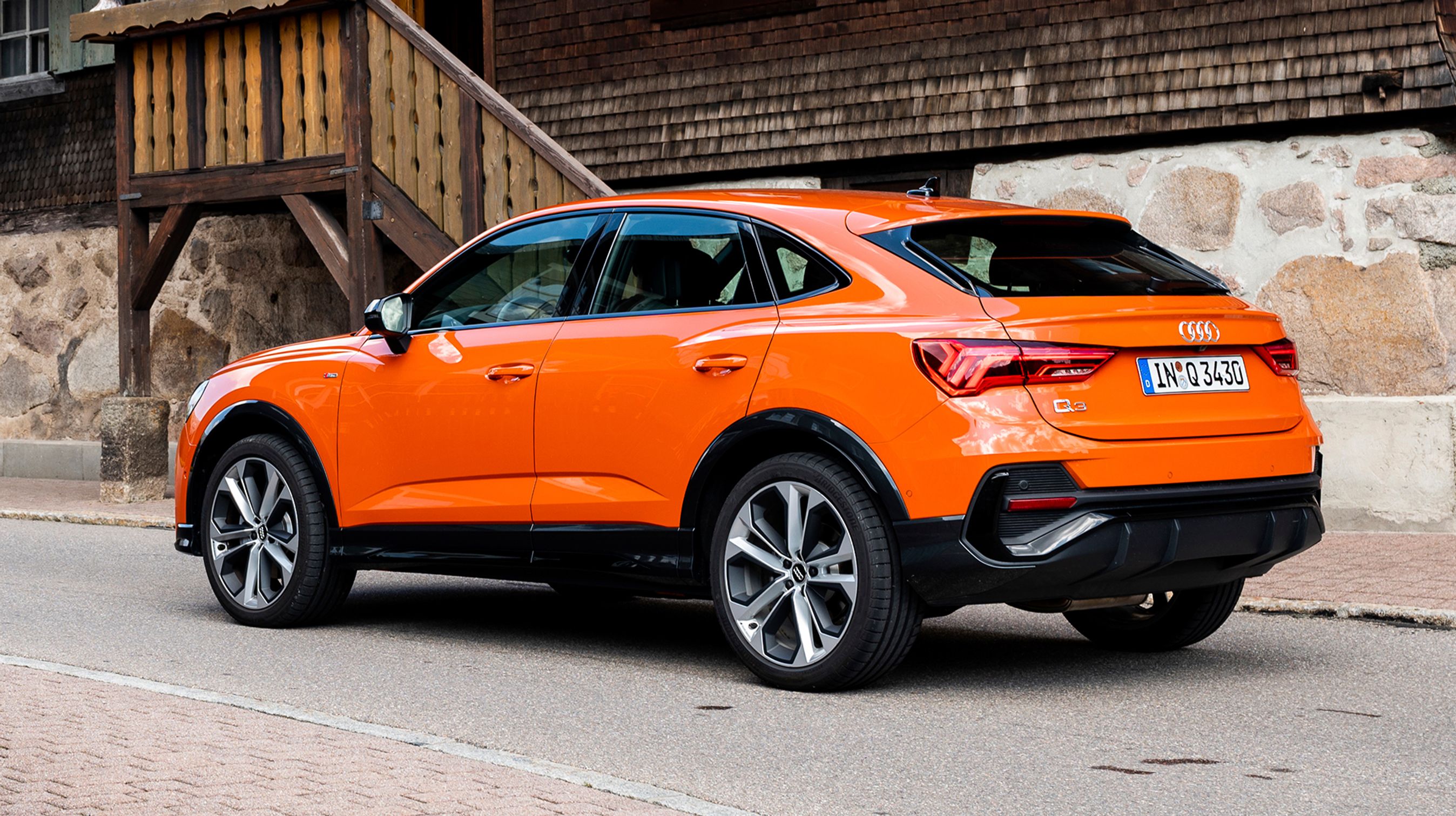 Coupé-formen ses tydeligst skråt bagfra, hvor man kan se, at taglinjen er fladet ud. Alligevel er adgangsforholdene til bagsædet udmærkede. 