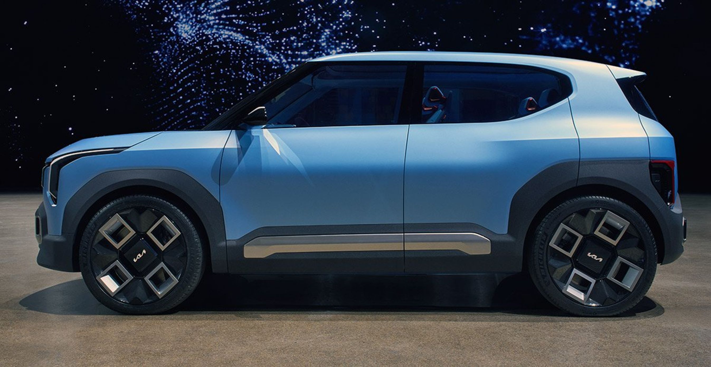 Lyseblå Kia EV2 i profil.