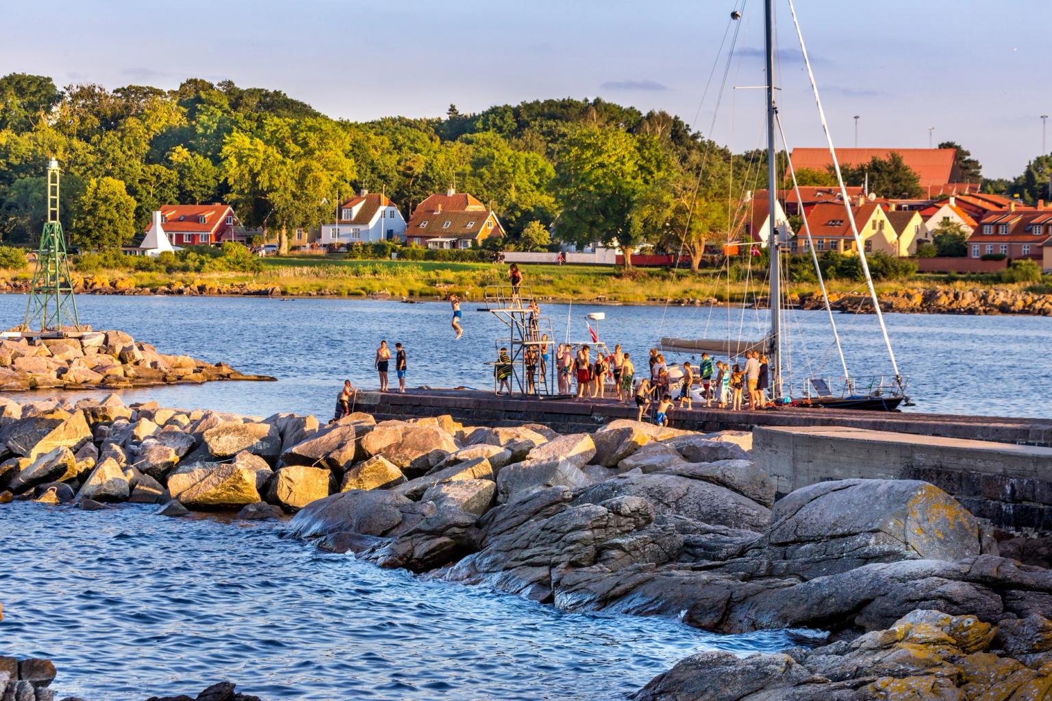 Sejlbåd ved klitter på Bornholm en smuk sommerdag