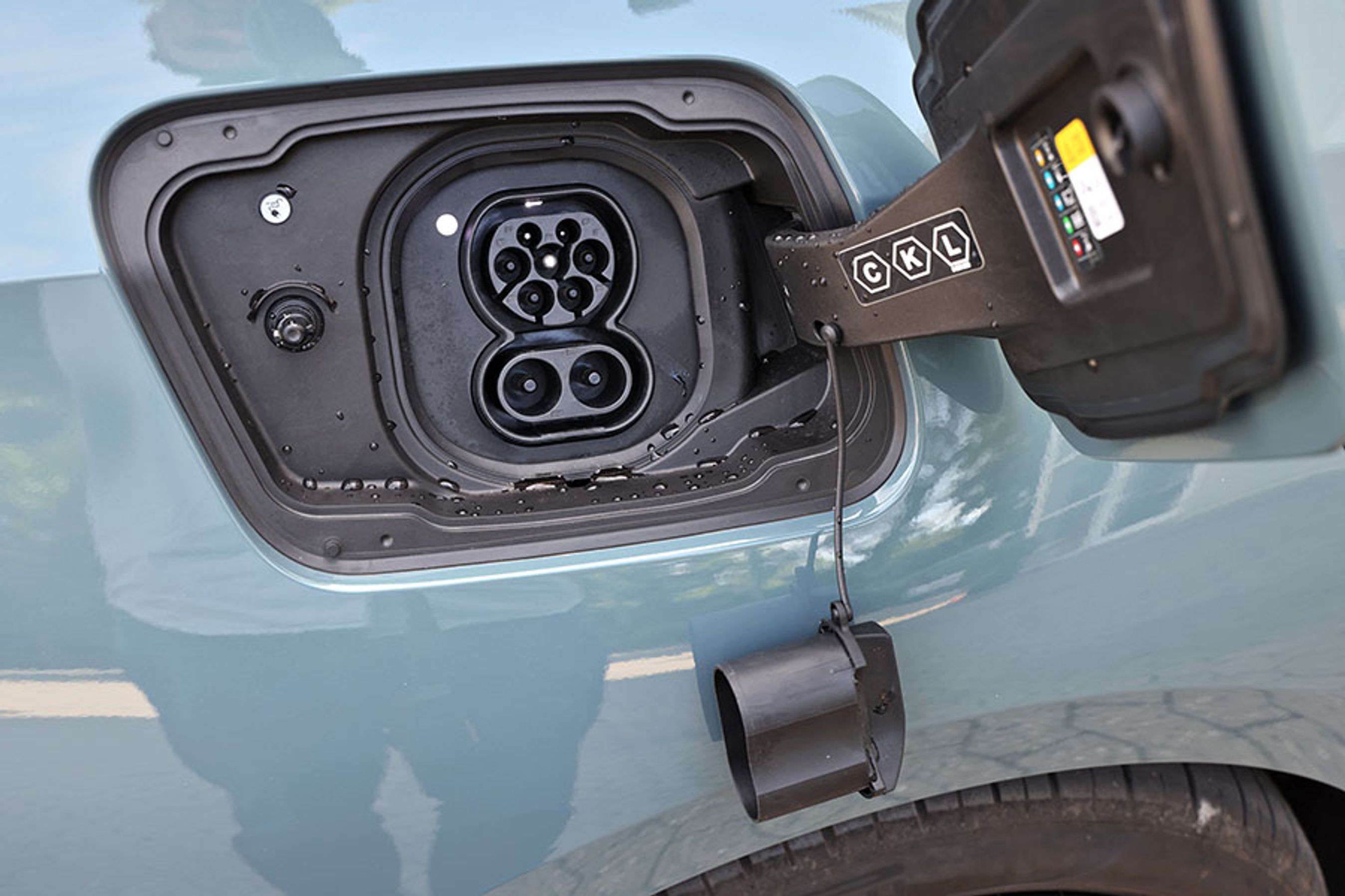 Du kan lade hjemme med 11 kW, men har du mere strøm hjemme, kan du for 15.000 kr. tilkøbe 22 kW langsomladning. Det vil kun være aktuelt for meget få personer. Bilen kan lynlade med op til 205 kW, men over de første 15 minutter opnåede vi kun godt 140 kW i gennemsnitlig ladeeffekt.