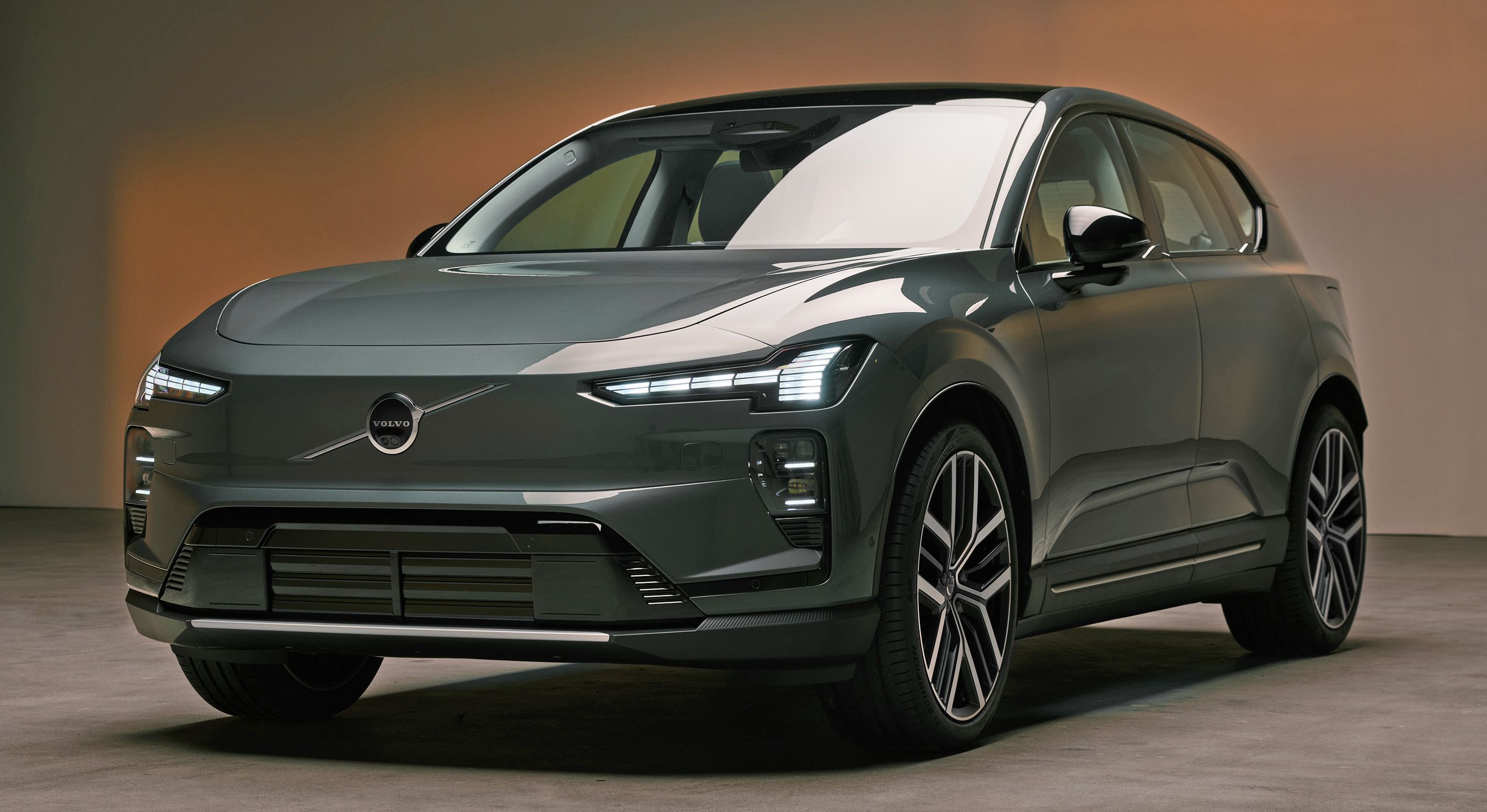 Volvo EX60 skråt forfra i studie.