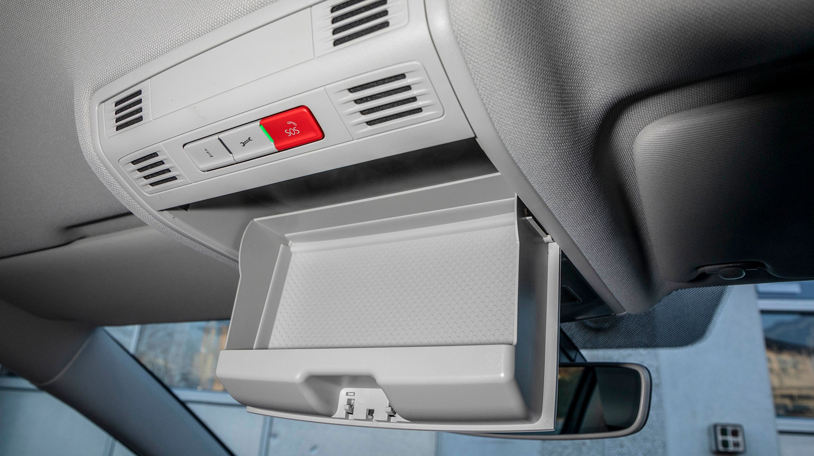 En holder til solbriller er praktisk at have ved hånden både sommer og vinter.