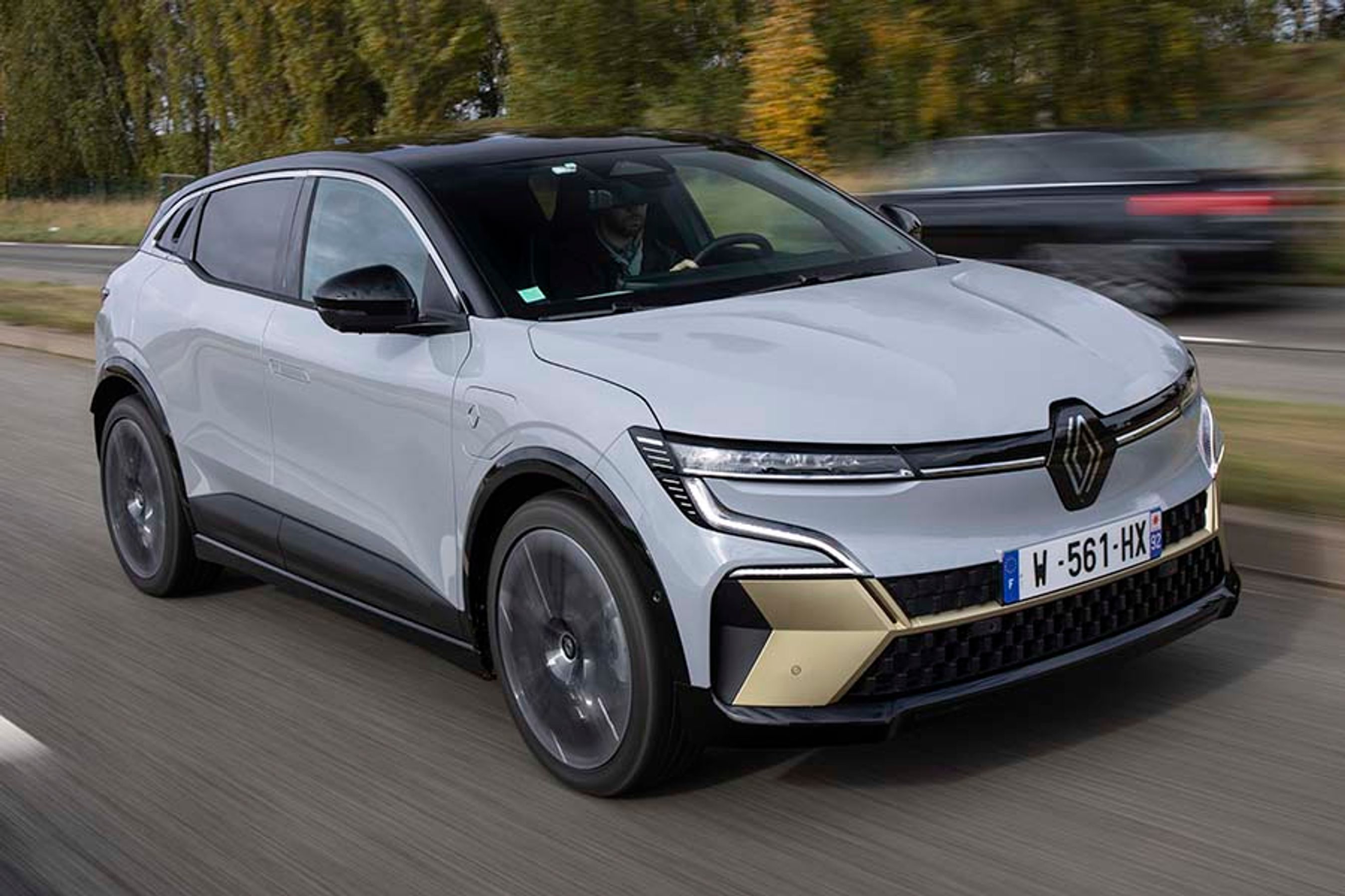 Mégane E-Tech bliver første bil med det nye Renault-logo i fronten. LED-lygterne er flot integreret i den vindglatte front.