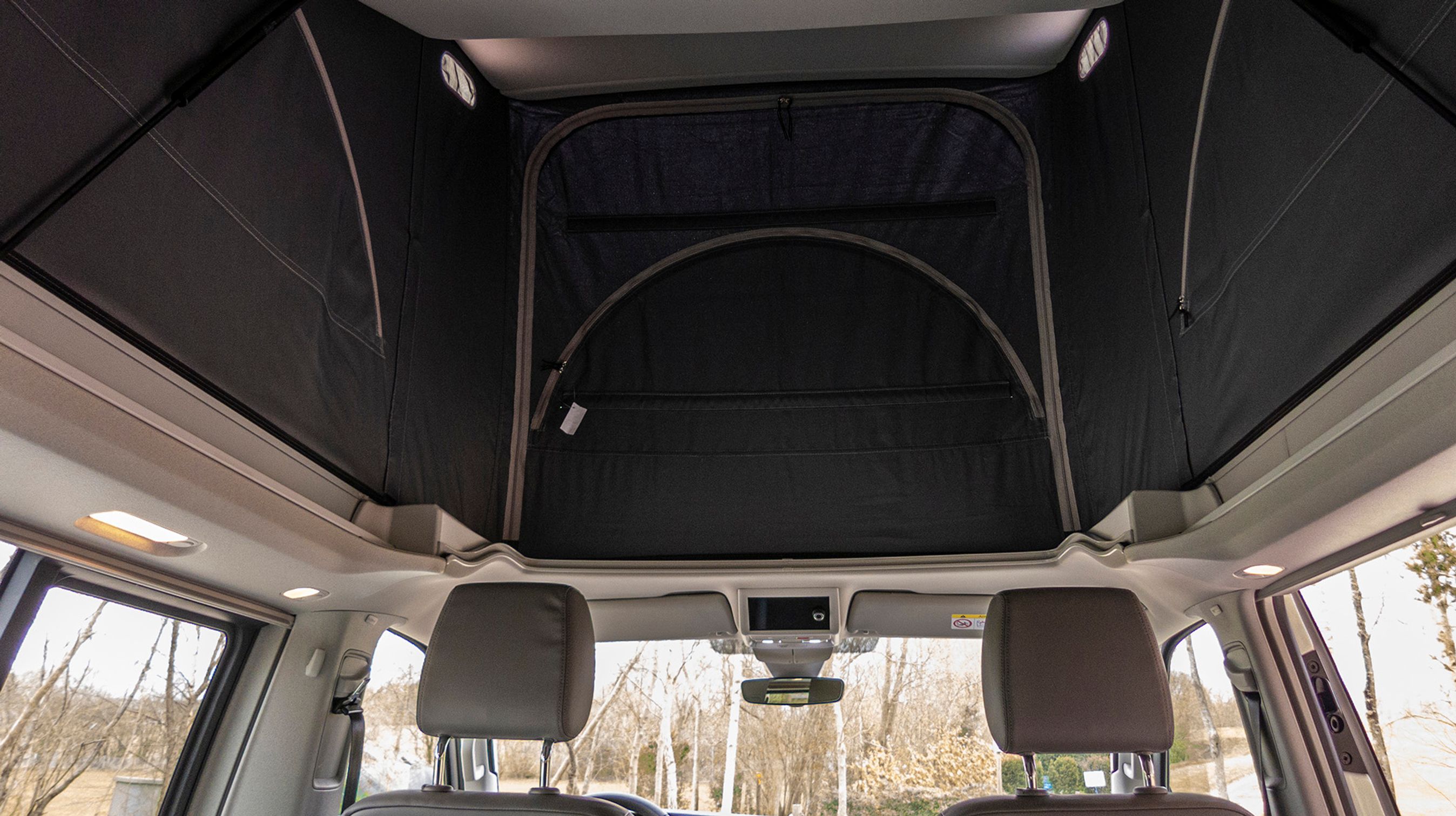 I dagtimerne kan loftet vippes op, når taget er hævet. Derved er der fuld ståhøjde inde i bilen.