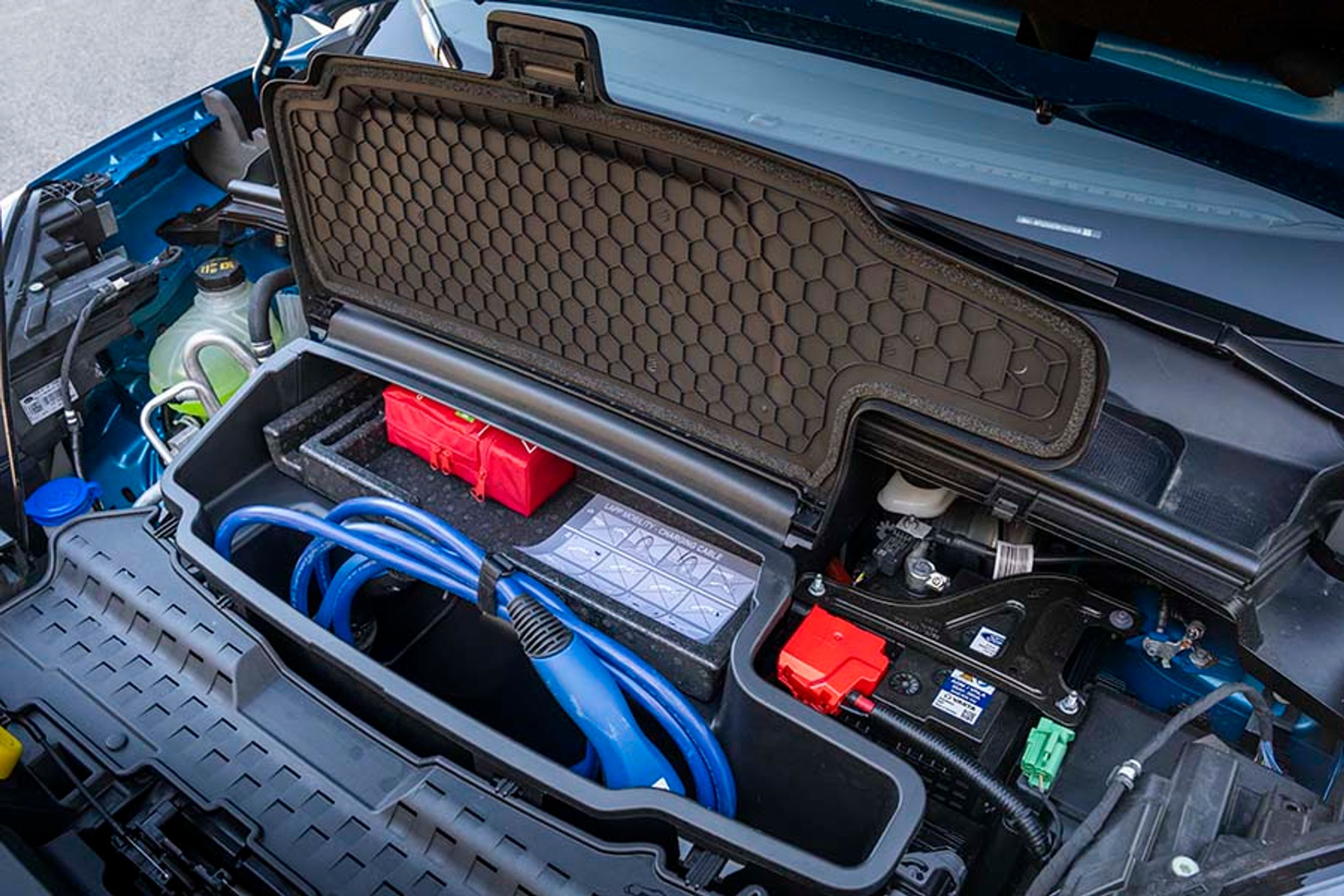 Under frontklappen har Puma også en frunk på 43 liter til ladekabler og andre ting, man gerne vil have liggende fast i bilen. Den er praktisk udformet i forhold til ladekablerne.