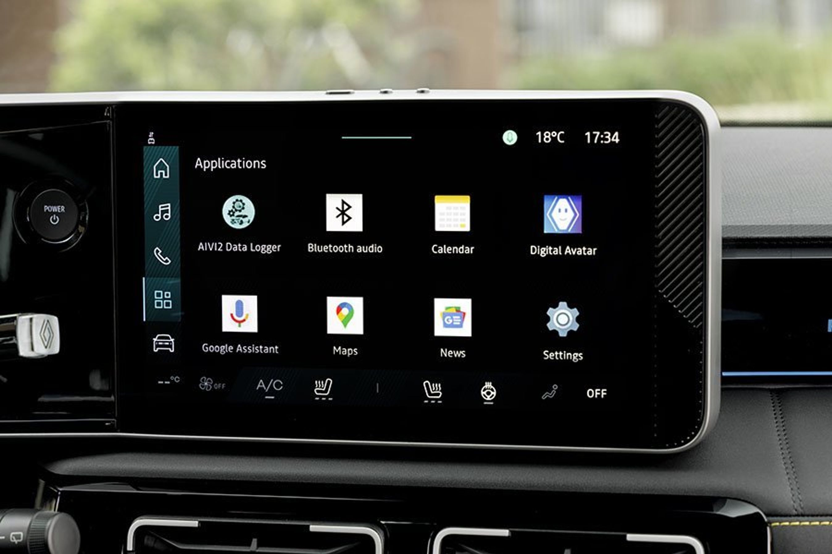 Stor skærm i kabinen i en Renault 4