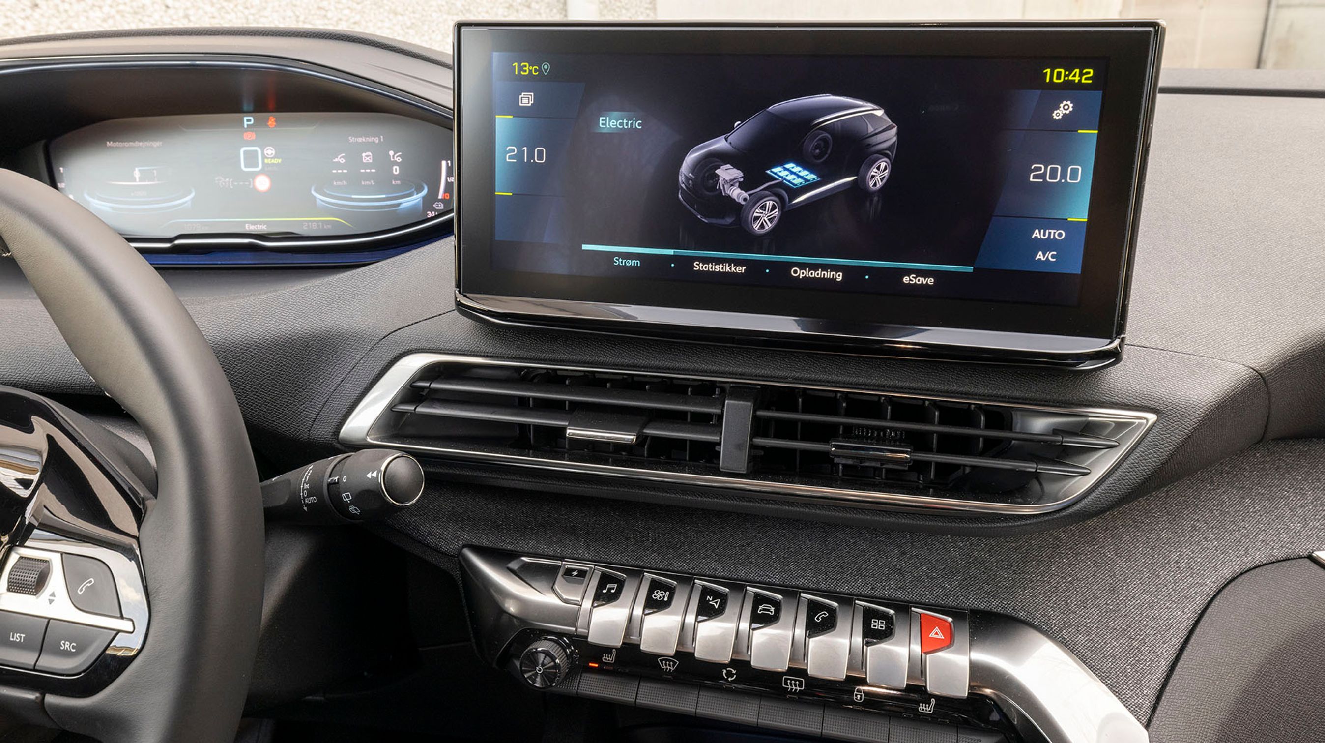 Under skærmen er der lækre knapper, der styrer en del af bilens funktioner eller som åbner en menu på skærmen. Alle menuer på dansk.