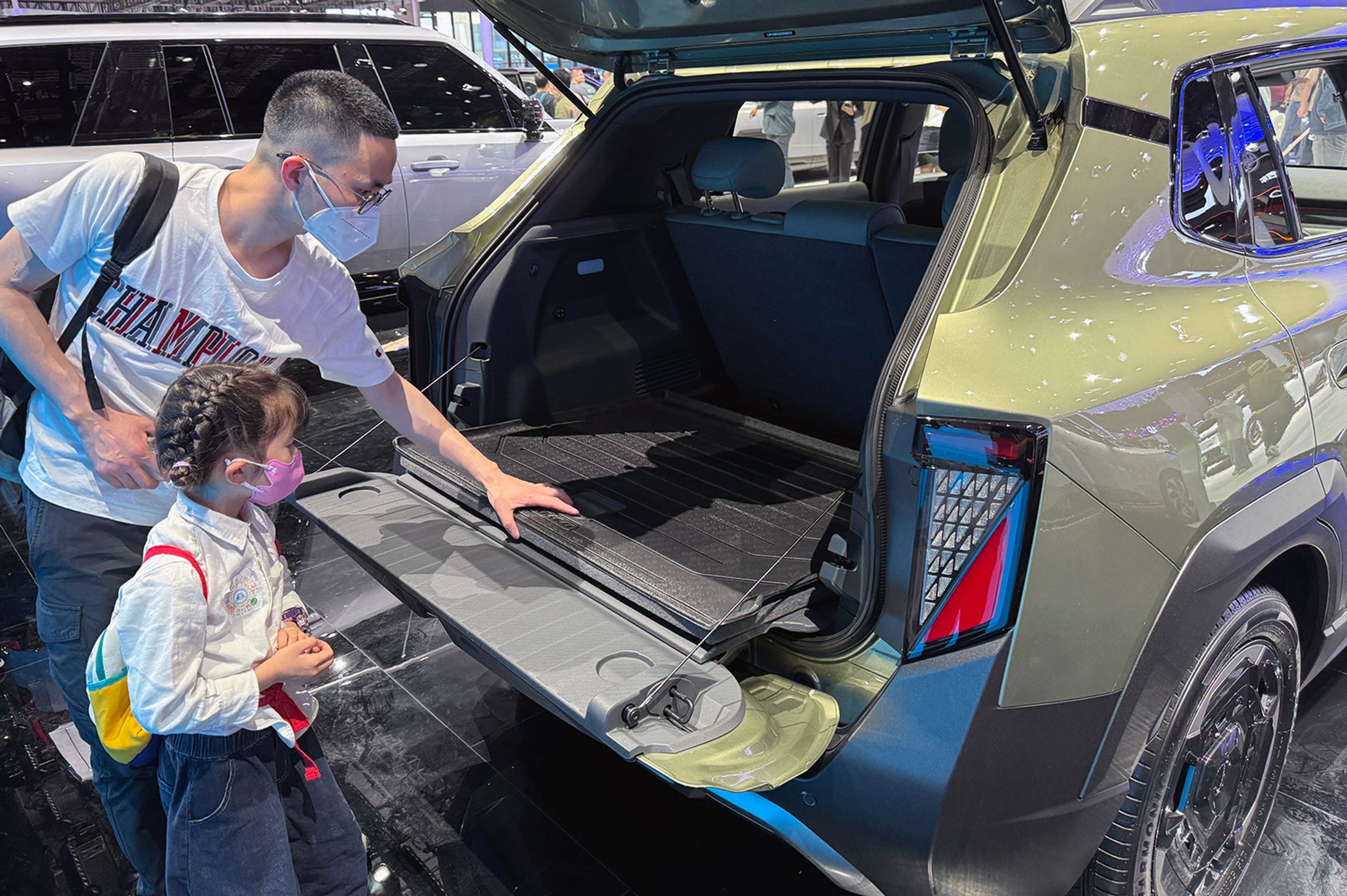 Dongfeng 06 skal i Europa hedde Dongfeng Vigo. Bilen har en praktisk klap-ned plade til at sidde på.