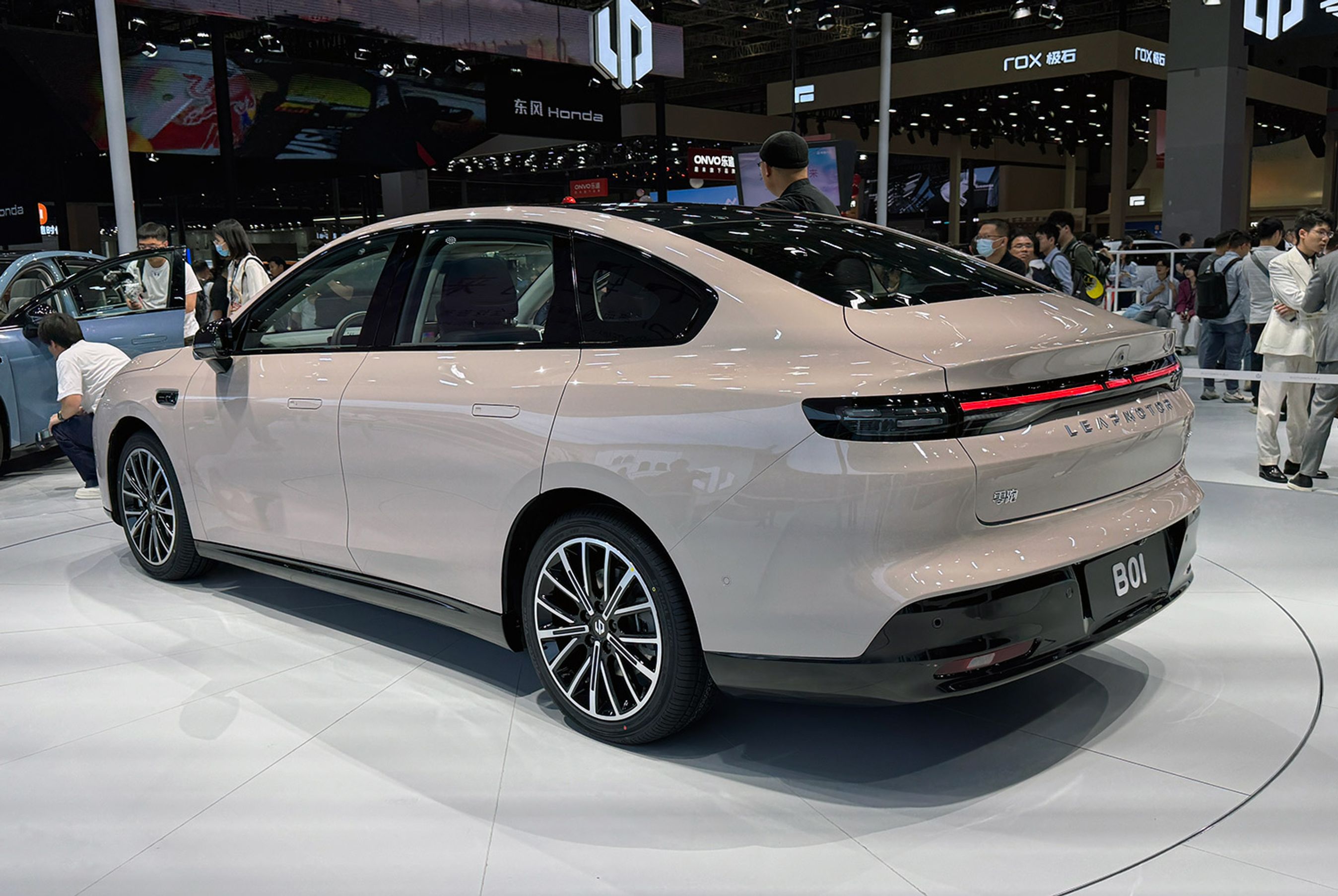 Et mærke i fremgang. Leapmotor er ved hjælp af Stellantis i gang med offensiv i Europa, men foreløbig ikke Danmark. En nyhed er denne mellemstore sedan, B01.