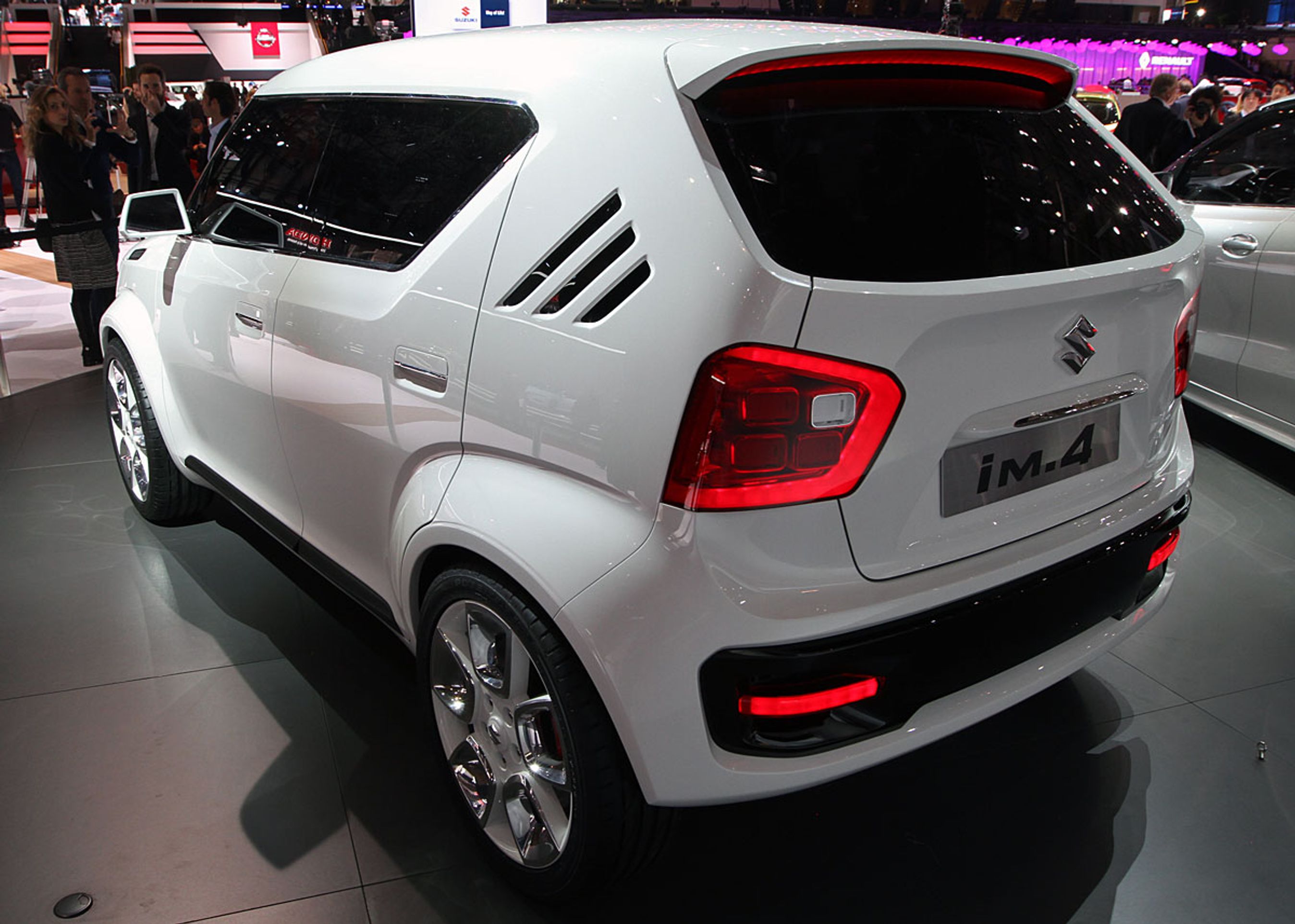 Suzuki iM-4 er en meget lille, men ganske høj bil og læner sig op af tidens populære SUV- eller crossover-bølge. Foto: Torben Arent