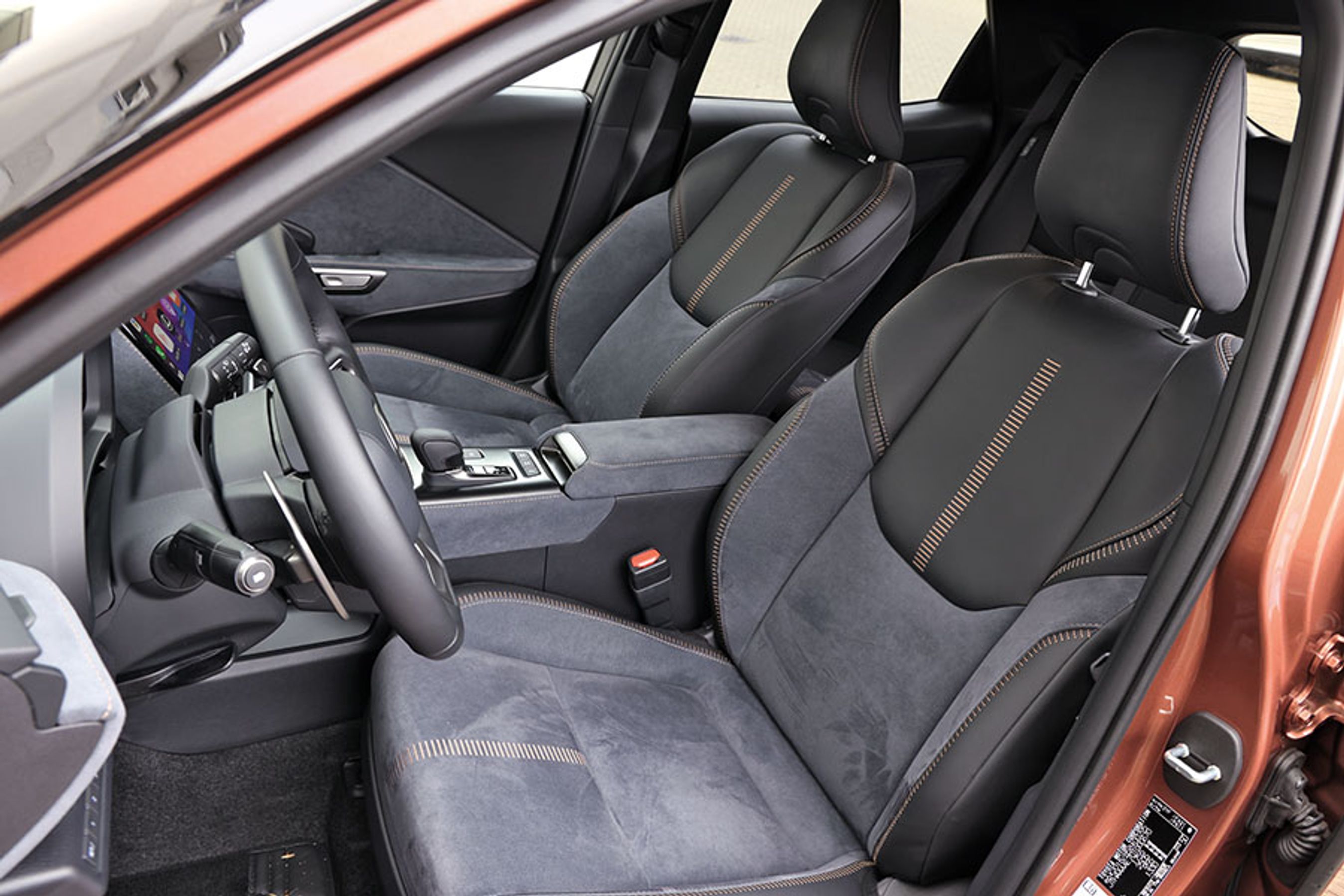 Sæder med ruskind og læderindtræk er en del af udstyrsniveauet i Cool-niveauet. De er med til at give en gedigen luksus-fornemmelse, når man opholder sig i bilen.