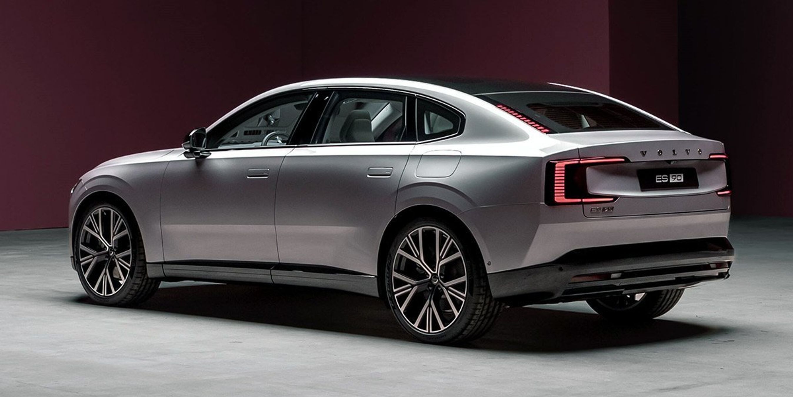 Sølvgrå Volvo ES90 skråt bagfra.