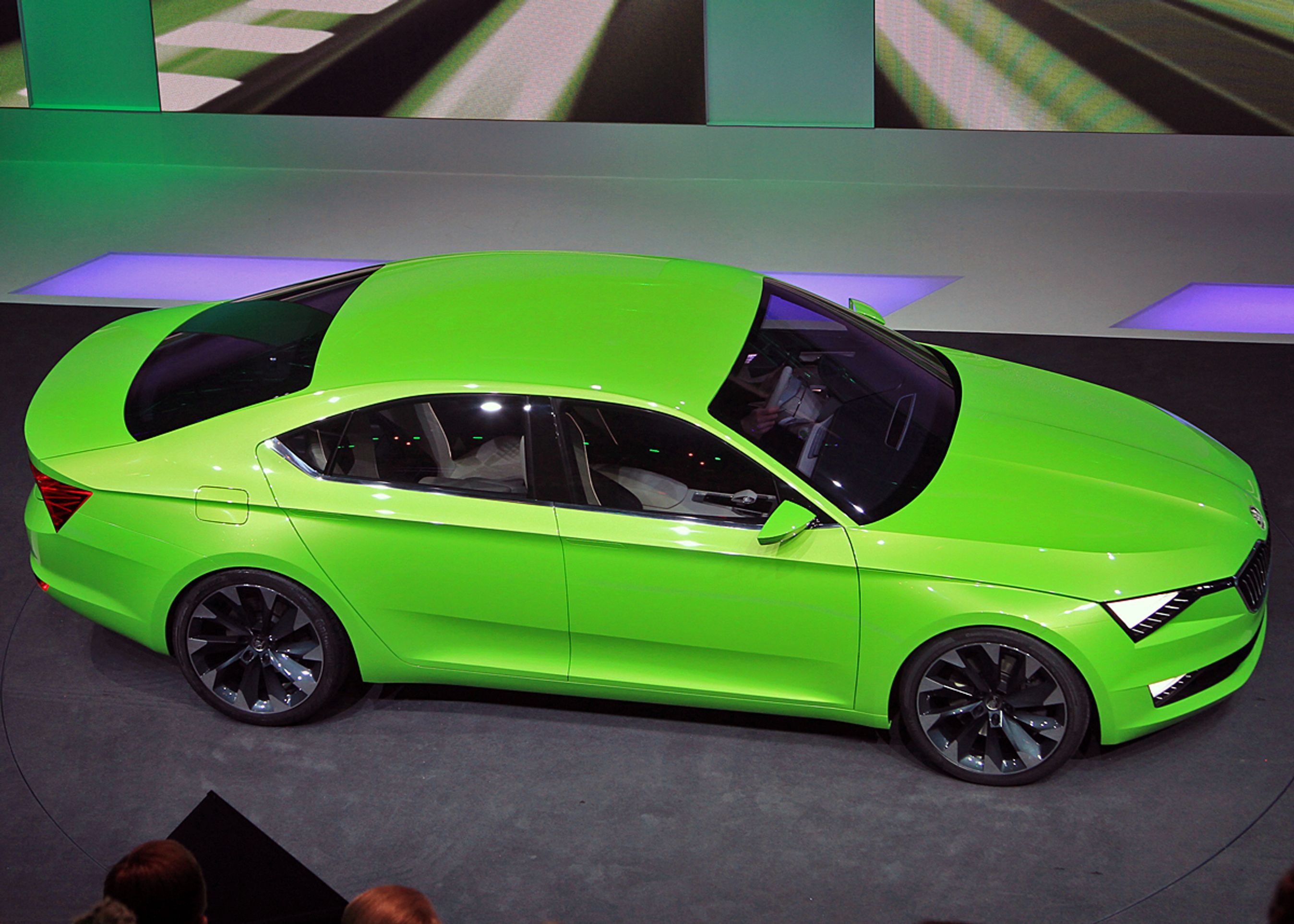 Skoda Vision C er en femdørs coupé-formet bil med skarpt design. Sådan en bil har Skoda ikke haft før. I hvilket omfang, der er konkrete realiteter bag, forbliver uvist indtil videre.