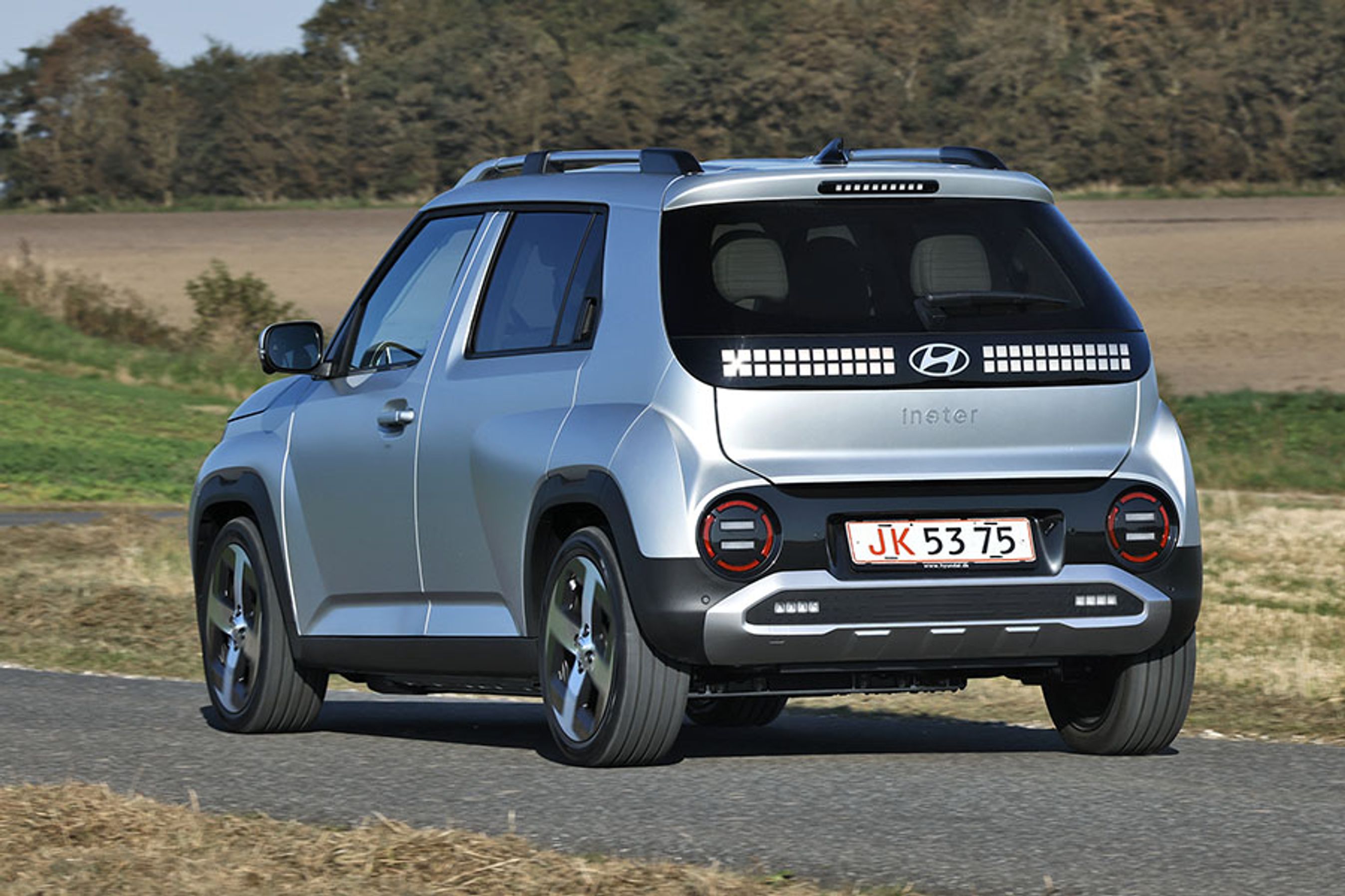 Baglygterne er placeret på begge sider af Hyundai-logoet. Men bilen er så smal, at SUV-designet bliver underligt komprimeret. 