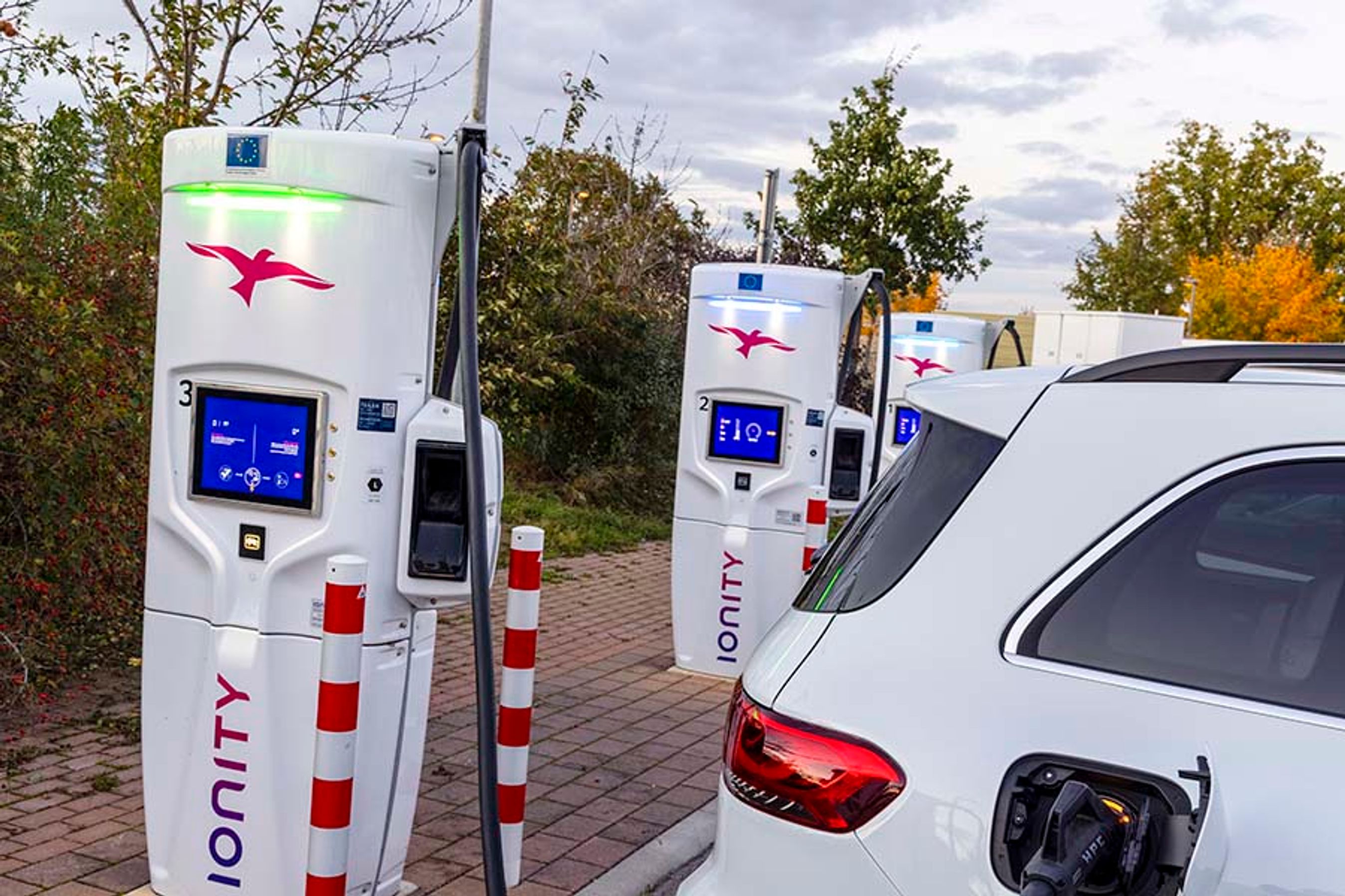 Alle elbiler fra Mercedes-EQ leveres med et ladekort til bl.a. Ionity, hvor man kan tanke gratis strøm i hele Europa det første år.