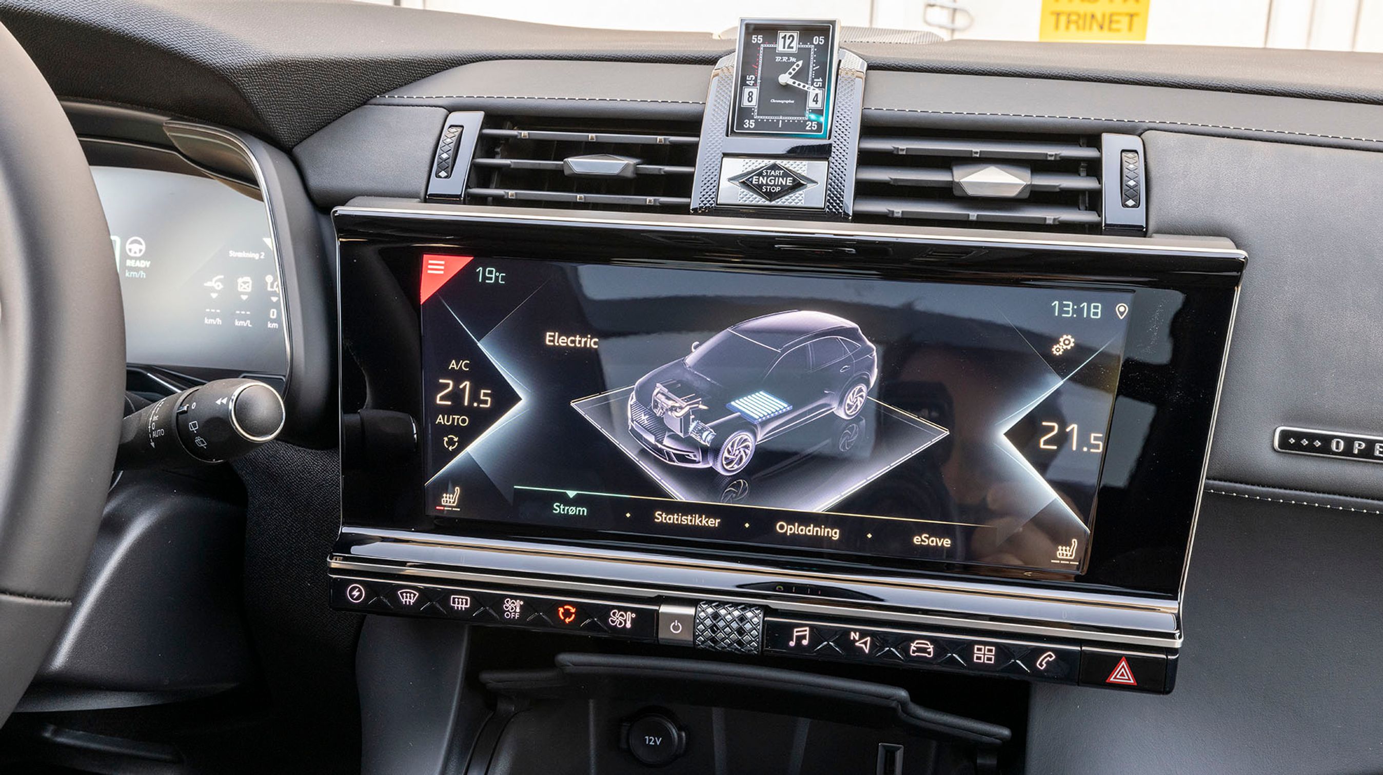 Den store skærm giver fin adgang til de fleste af bilens funktioner. Under skærmen er en række knapper med til at styre skærmens menuer.