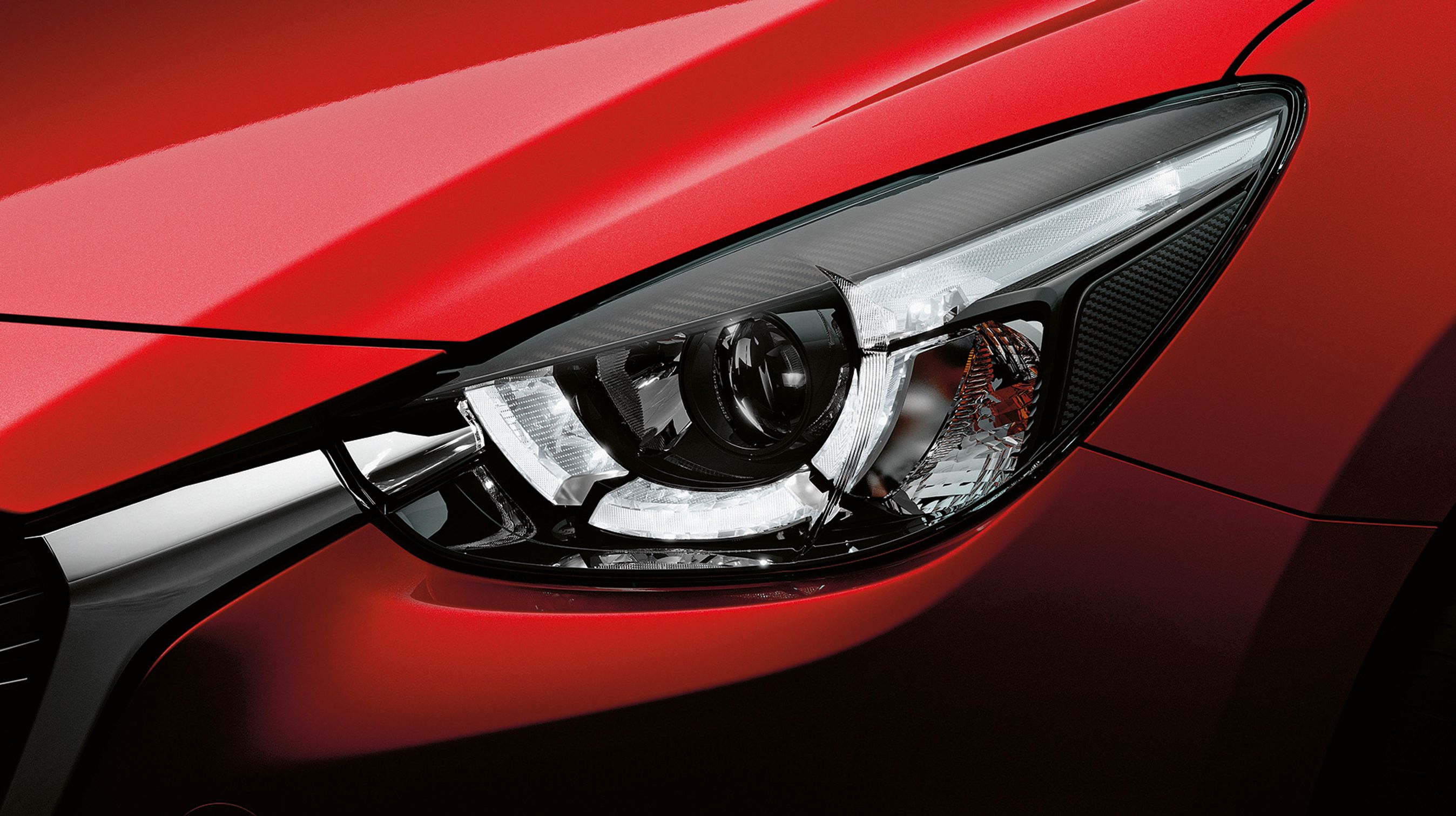 Safety-pakken til 20.000 kr. omfatter LED-forlygter, head up-display, nøglefri adgang, blindvinkelalarm og automatisk fjernlys.