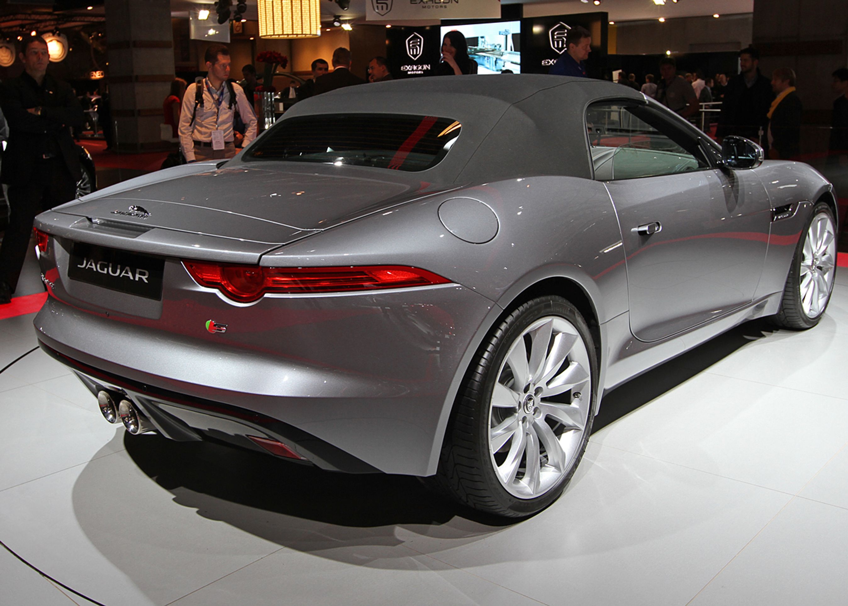 F-Type ser også godt ud med stofkalechen oppe.