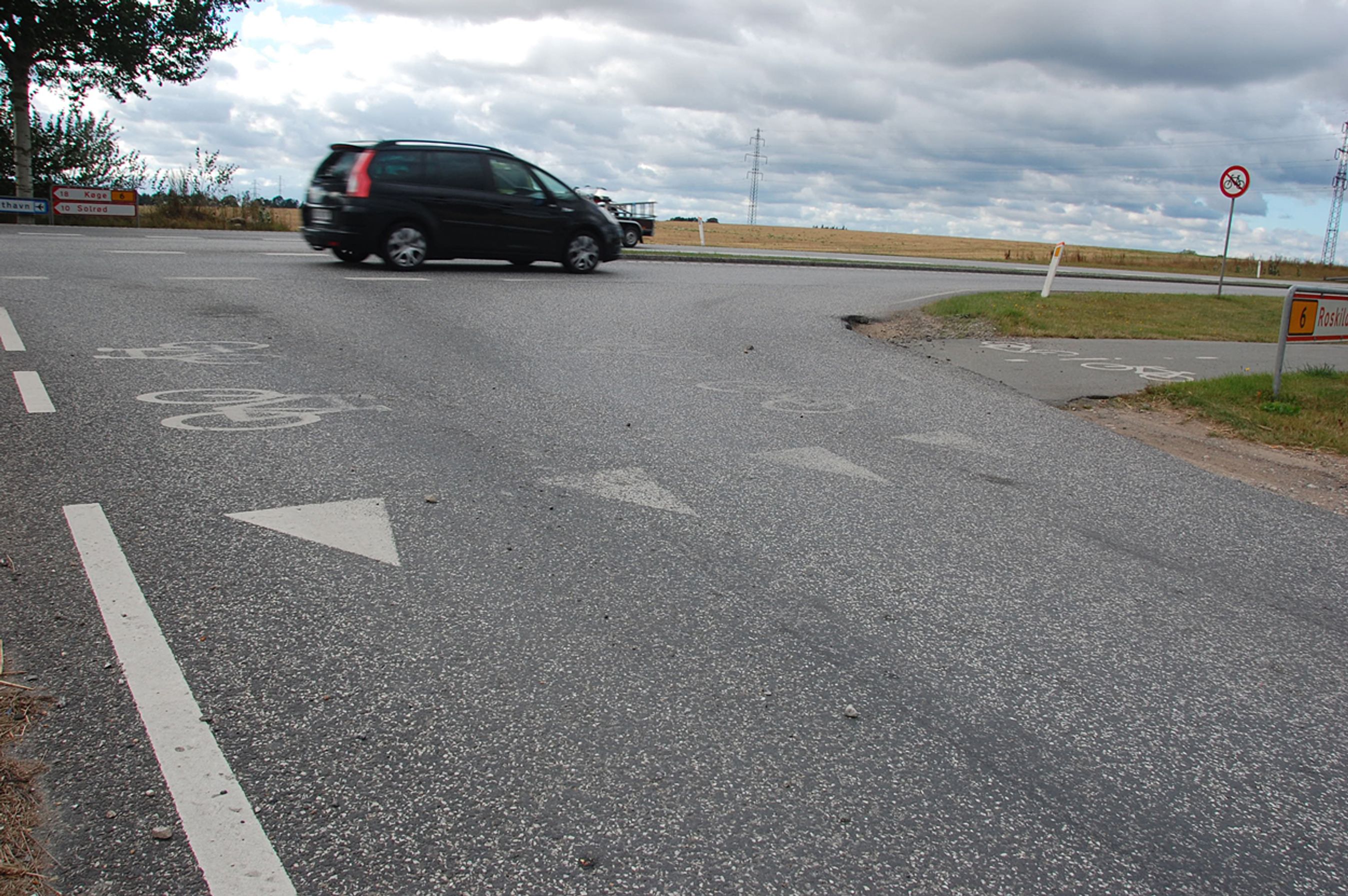 Mange ulykker ved vigepligt sker, fordi bilisterne er distraheret. Det koster hvert år mange liv.