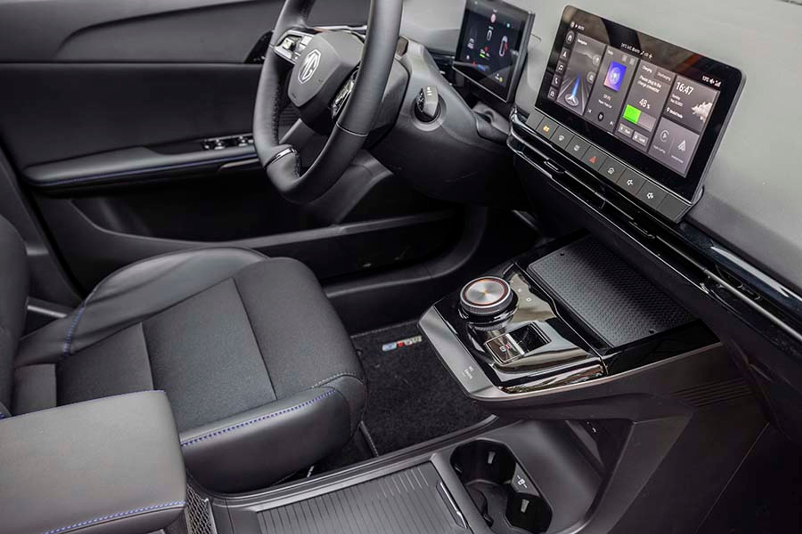 Der er kopholdere og opbevaringsrum til en lille taske mellem forsæderne og et stort opbevaringsrum under midterarmlænet. Sædebetrækket er udført i læderlignende kunststof.